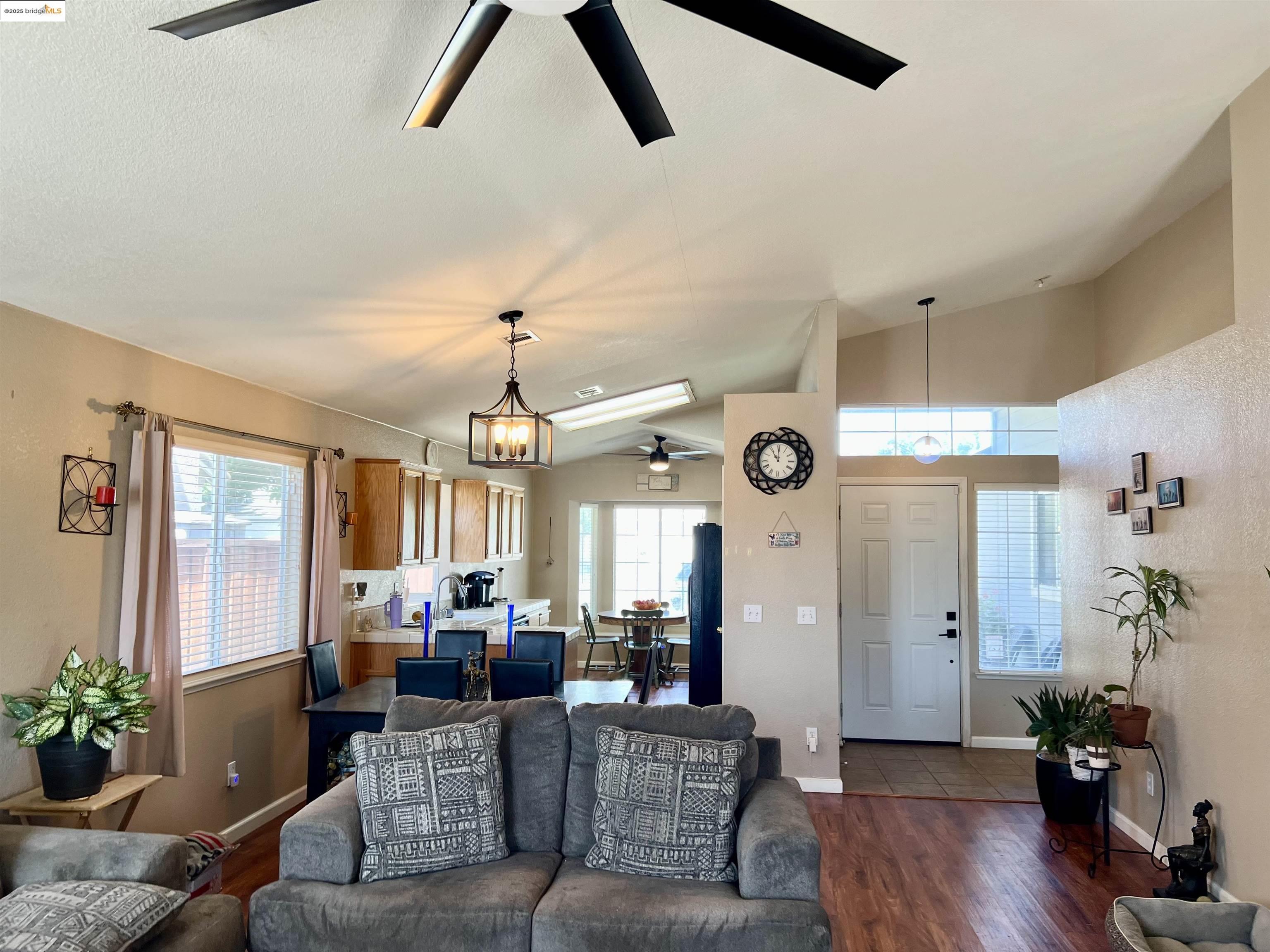 Detail Gallery Image 5 of 22 For 1908 Gordon Verner Cir, Stockton,  CA 95206 - 3 Beds | 2 Baths