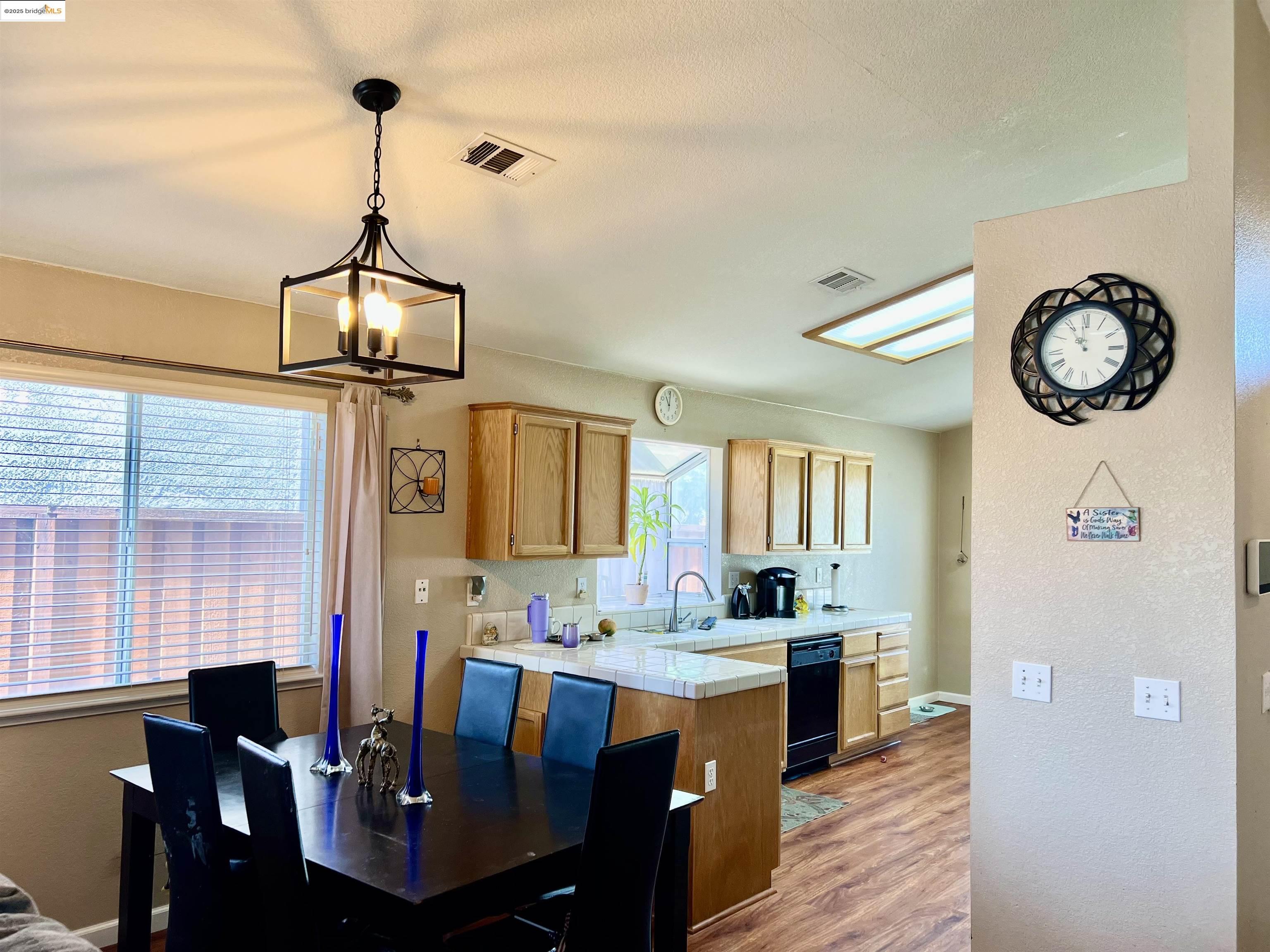 Detail Gallery Image 6 of 22 For 1908 Gordon Verner Cir, Stockton,  CA 95206 - 3 Beds | 2 Baths