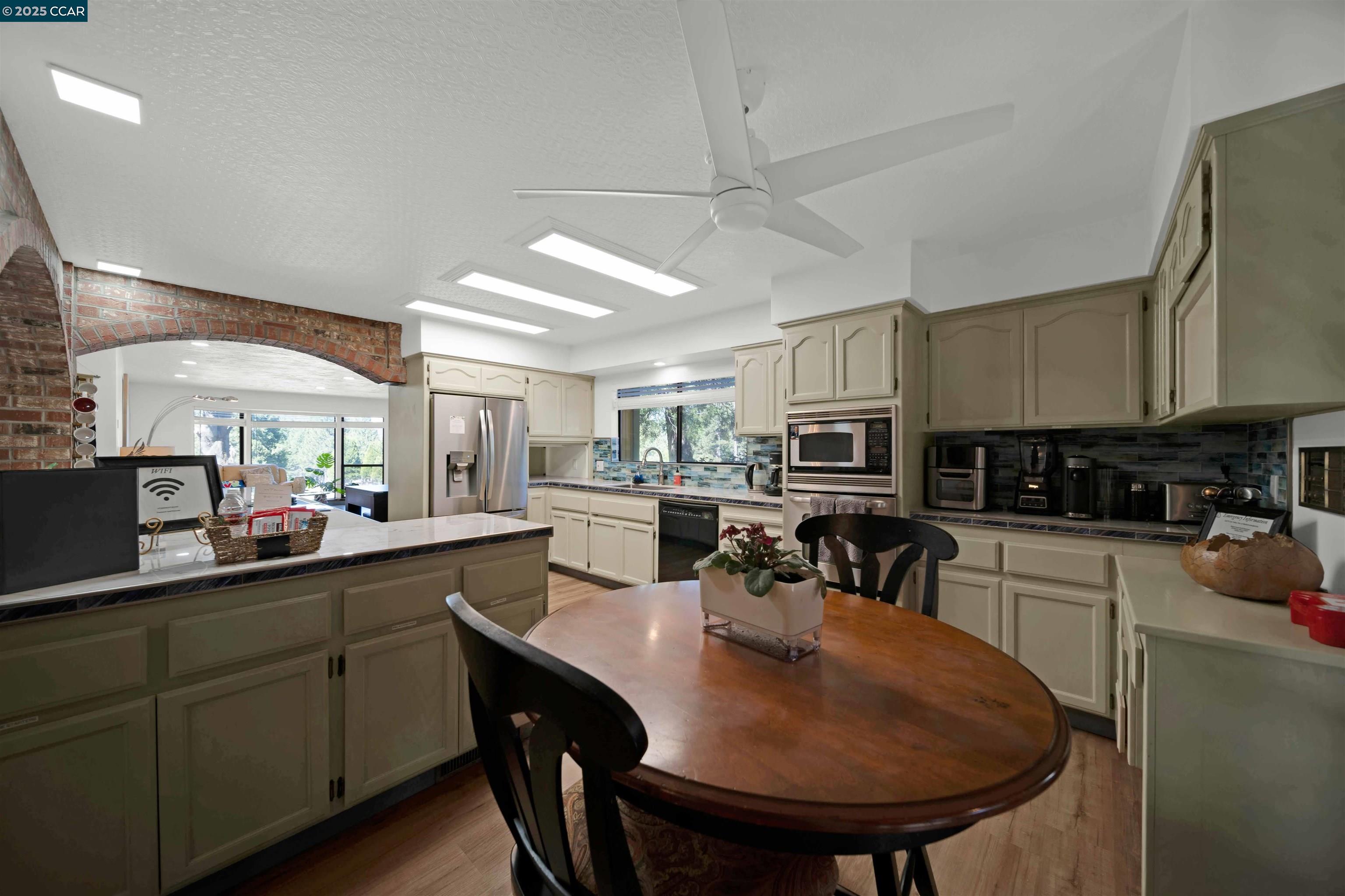 Detail Gallery Image 6 of 60 For 1324 Alves Dr, Weed,  CA 96094 - 4 Beds | 3 Baths