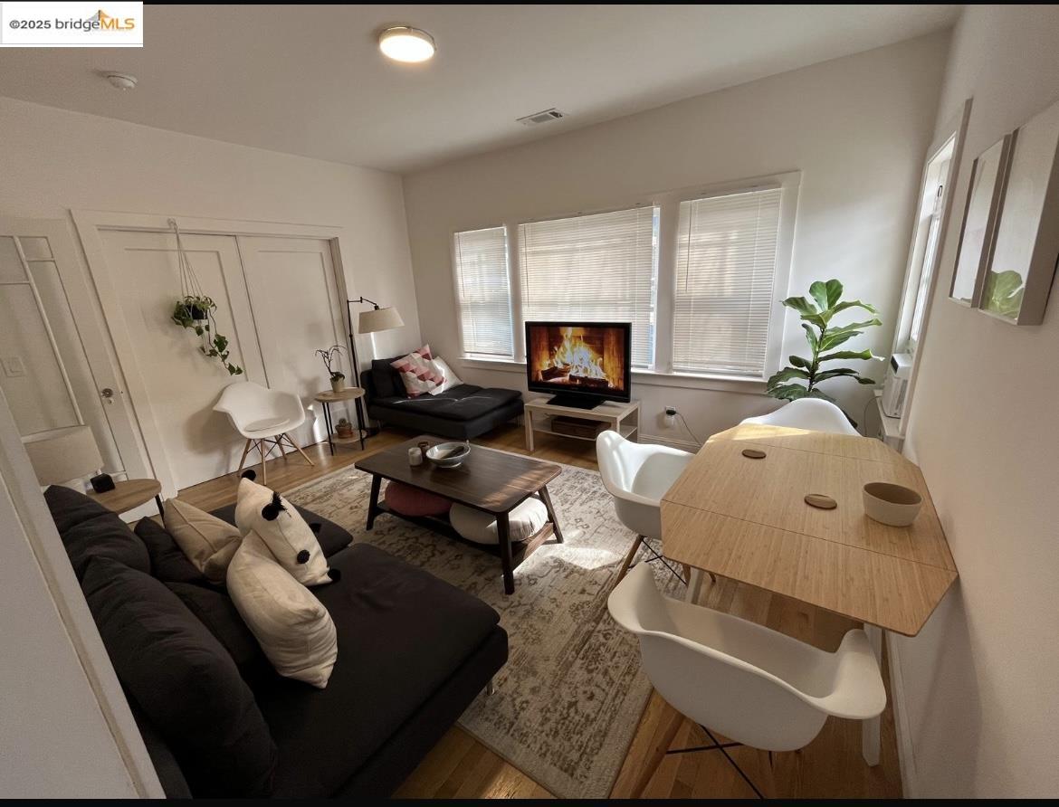 2942 HILLEGASS AVE # 3, Berkeley, California 94705, 1 Bedroom Bedrooms, 3 Rooms Rooms,1 BathroomBathrooms,Residential Lease,For Rent,2942 HILLEGASS AVE # 3,41100803