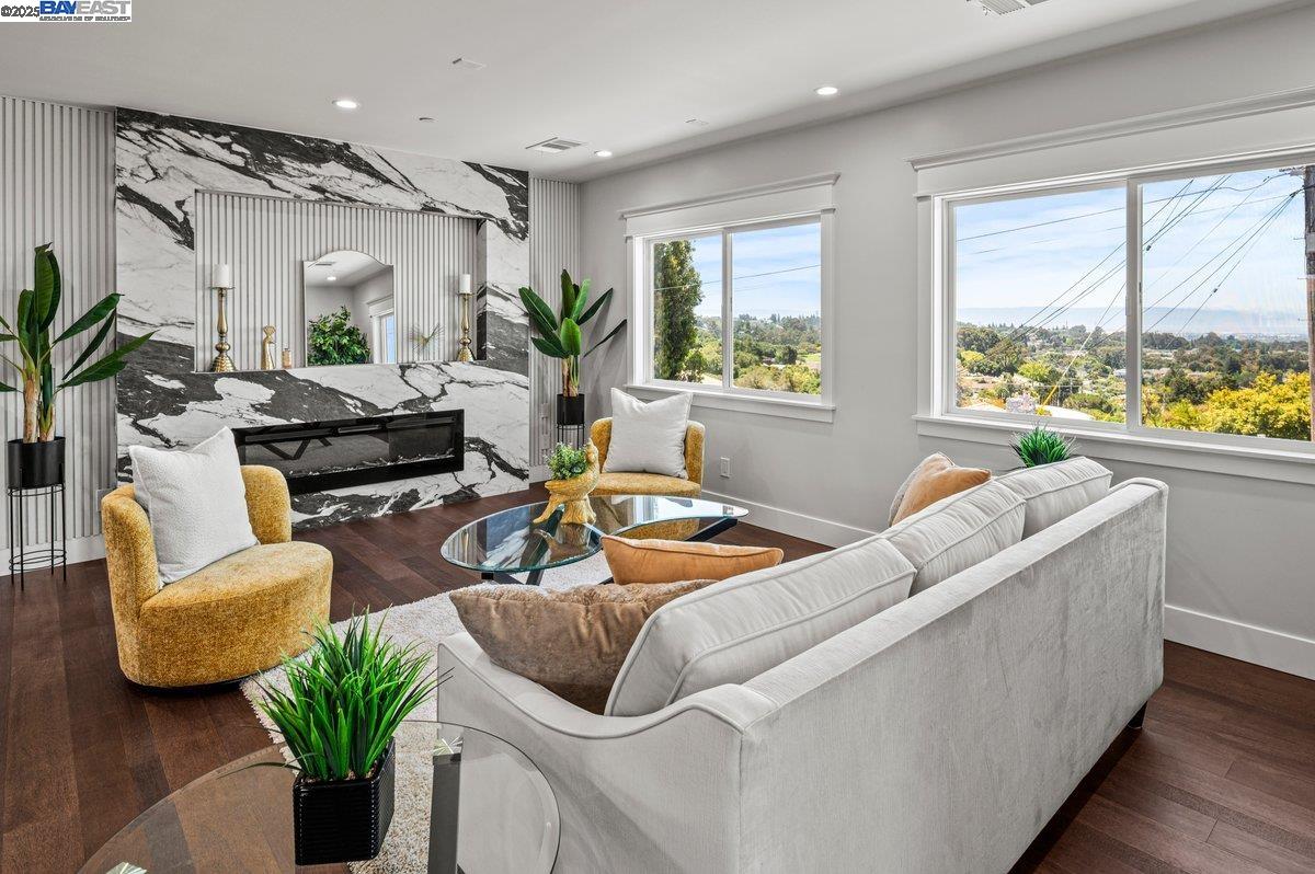 Detail Gallery Image 13 of 57 For 3291 D St, Hayward,  CA 94541 - 6 Beds | 5/1 Baths