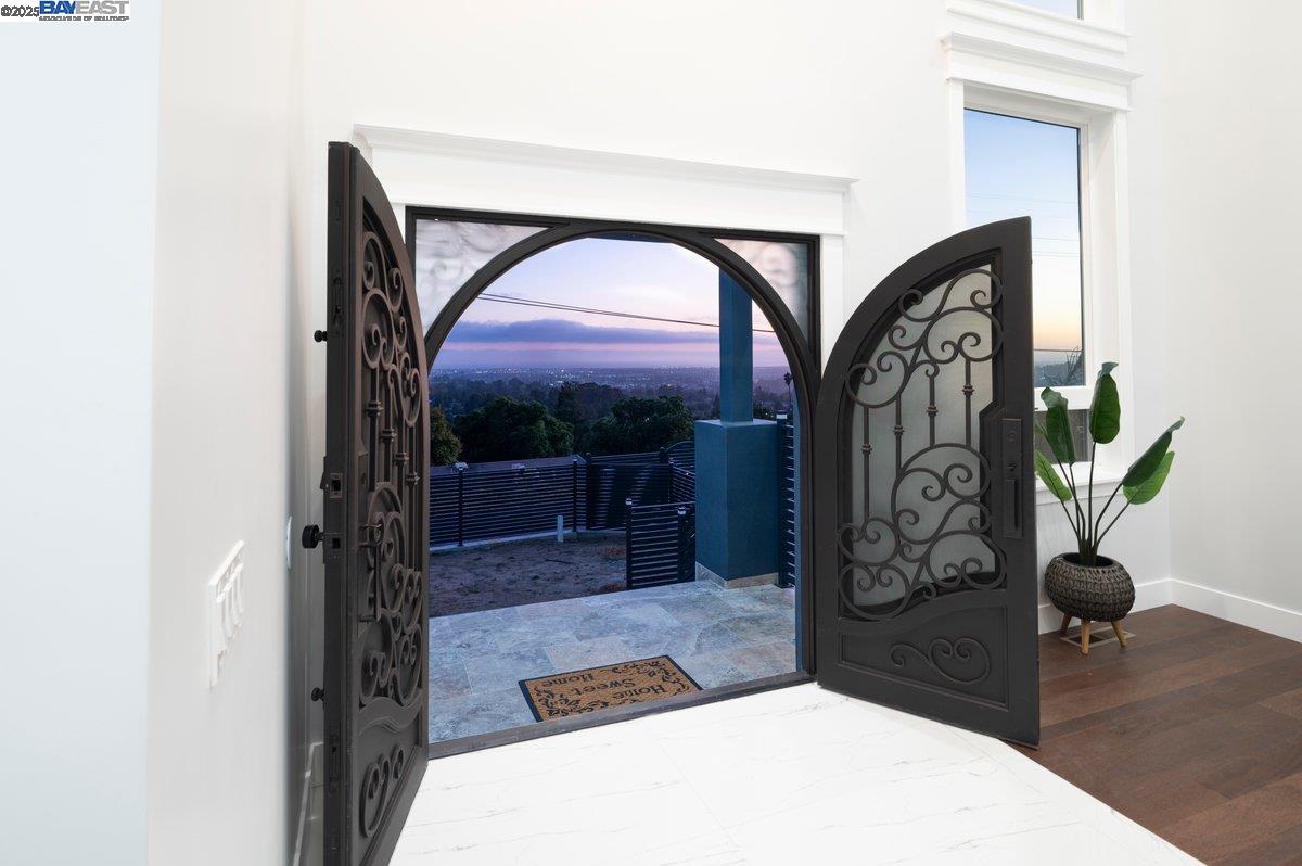 Detail Gallery Image 4 of 57 For 3291 D St, Hayward,  CA 94541 - 6 Beds | 5/1 Baths