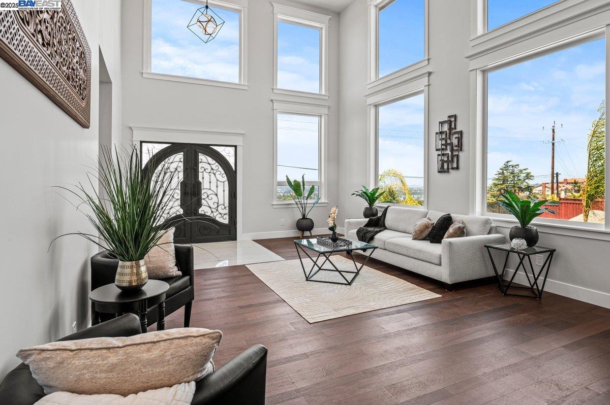 Detail Gallery Image 6 of 57 For 3291 D St, Hayward,  CA 94541 - 6 Beds | 5/1 Baths