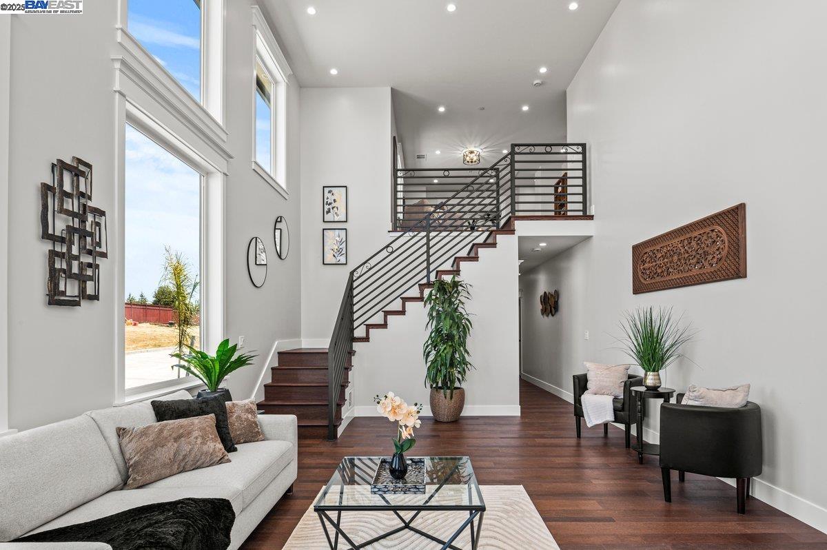 Detail Gallery Image 8 of 57 For 3291 D St, Hayward,  CA 94541 - 6 Beds | 5/1 Baths