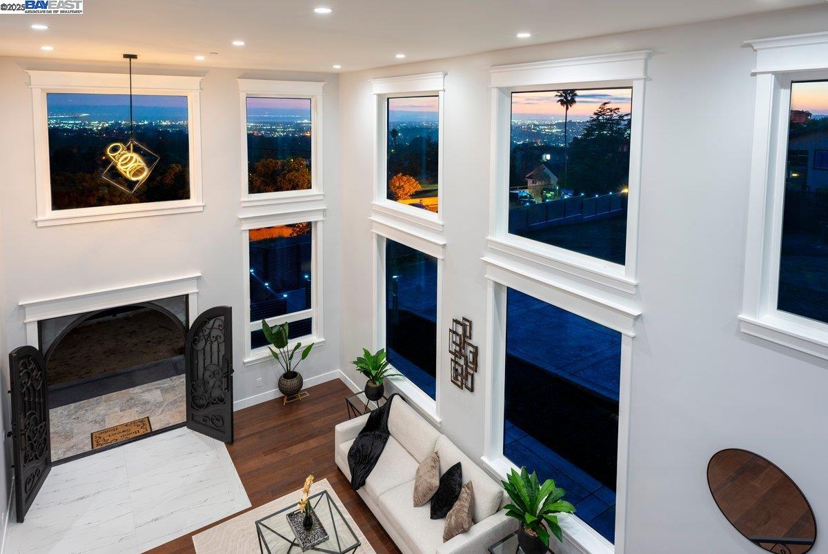 Detail Gallery Image 10 of 57 For 3291 D St, Hayward,  CA 94541 - 6 Beds | 5/1 Baths