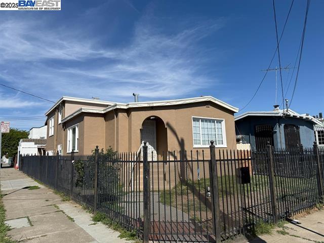 Detail Gallery Image 1 of 1 For 7800 Lockwood St, Oakland,  CA 94621 - 3 Beds | 2 Baths