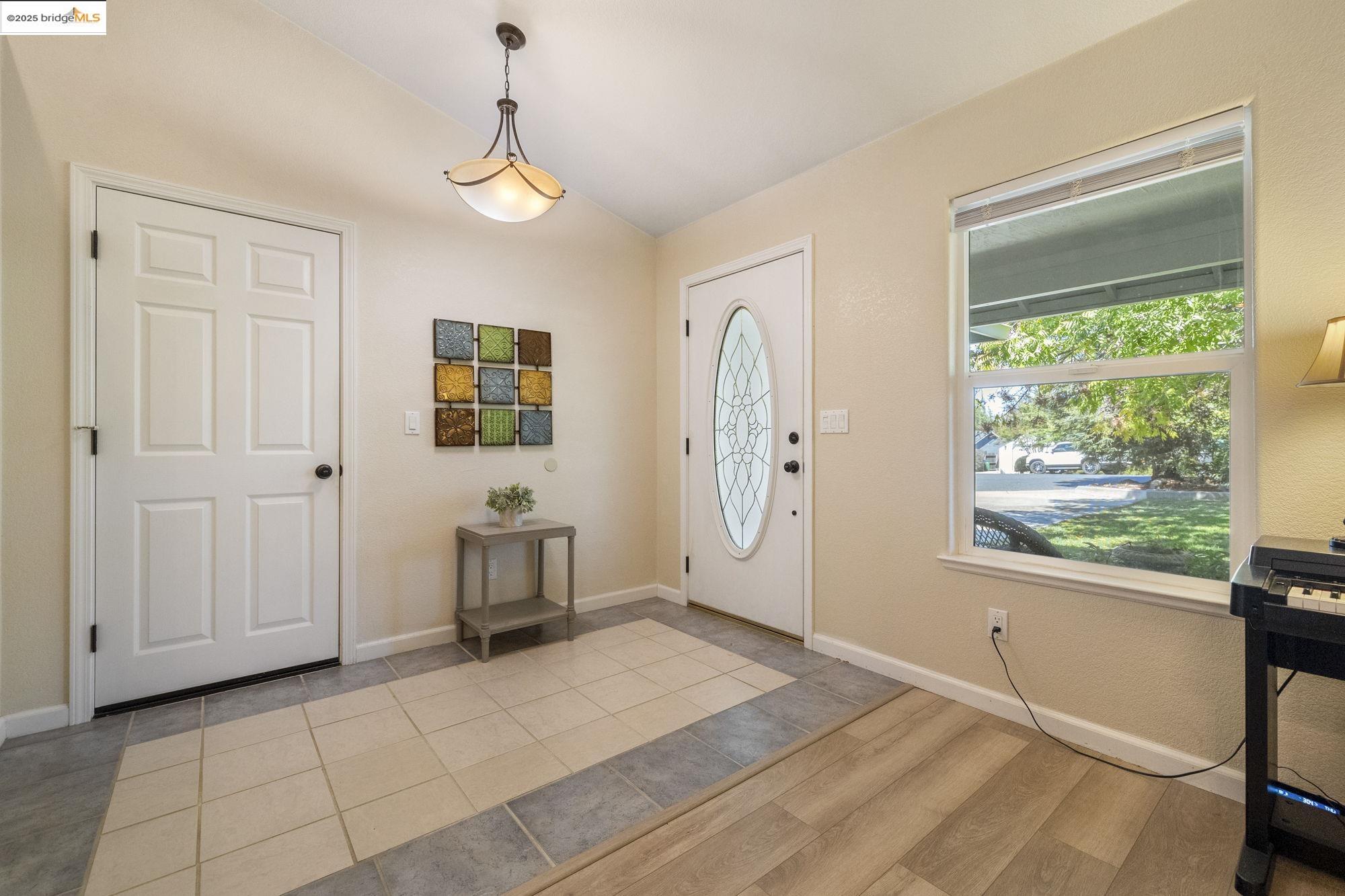 Detail Gallery Image 3 of 33 For 10677 Oak Leaf Ct, Jamestown,  CA 95327 - 3 Beds | 2 Baths