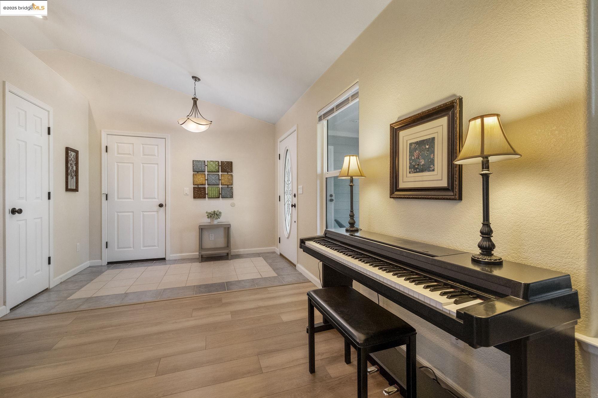Detail Gallery Image 4 of 33 For 10677 Oak Leaf Ct, Jamestown,  CA 95327 - 3 Beds | 2 Baths