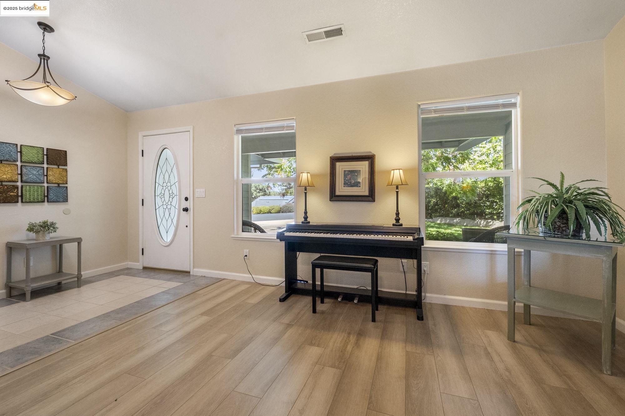 Detail Gallery Image 5 of 33 For 10677 Oak Leaf Ct, Jamestown,  CA 95327 - 3 Beds | 2 Baths