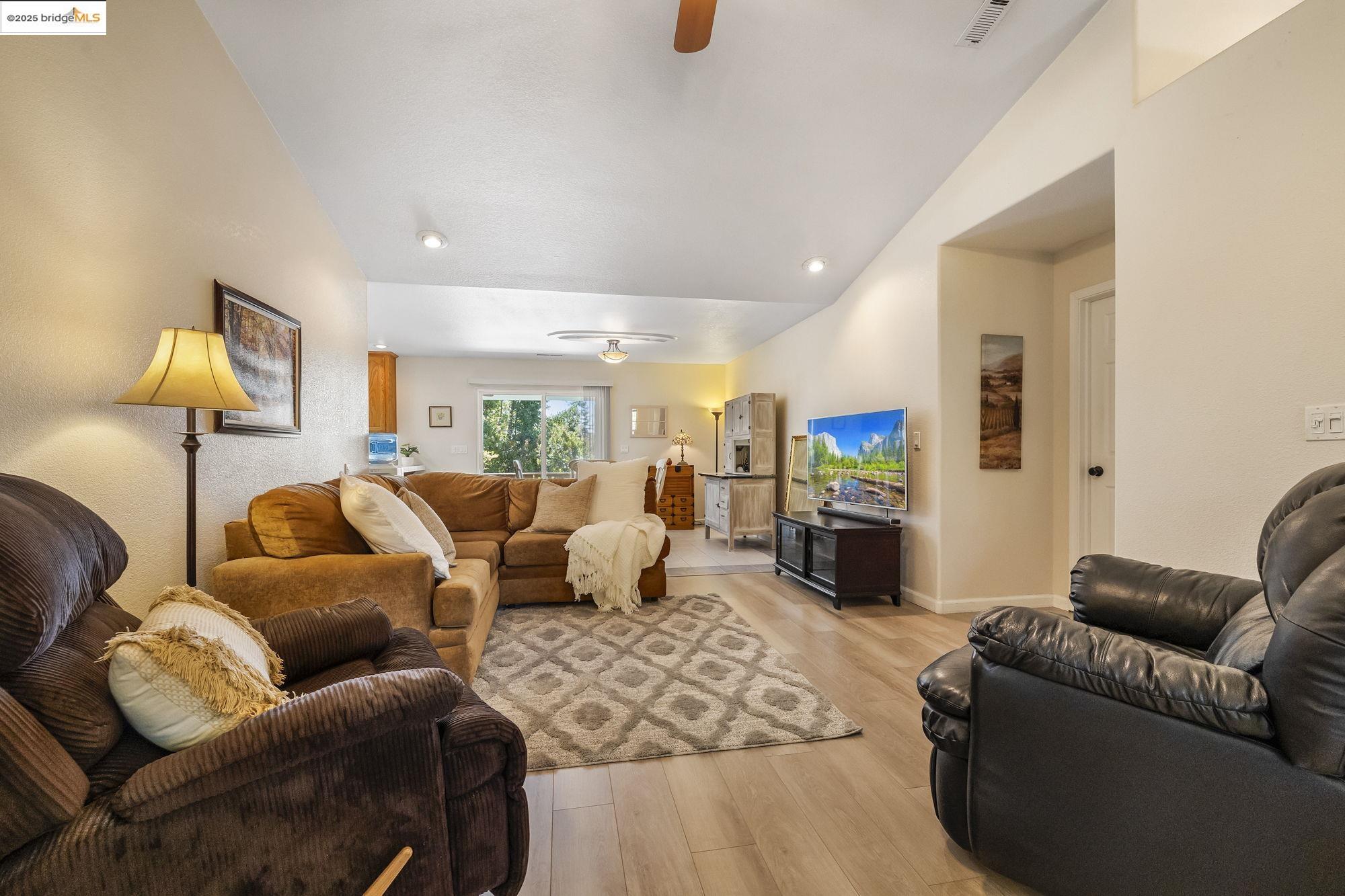 Detail Gallery Image 8 of 33 For 10677 Oak Leaf Ct, Jamestown,  CA 95327 - 3 Beds | 2 Baths