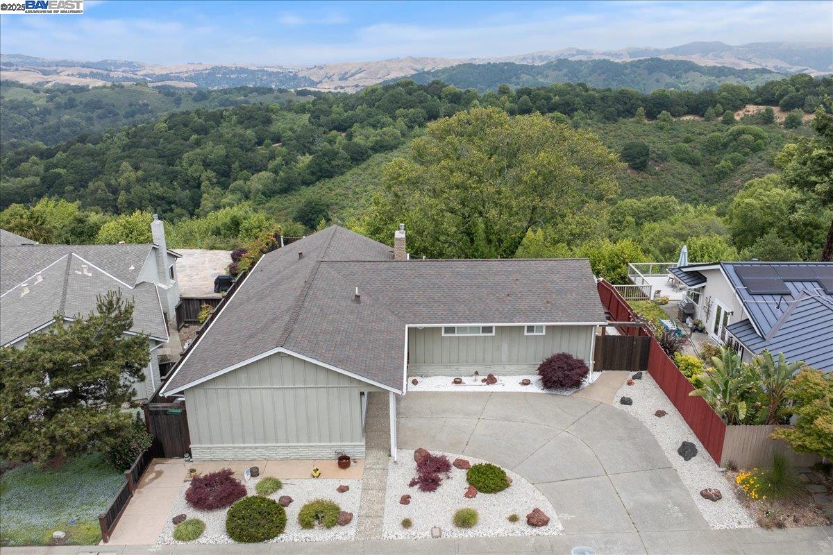 Detail Gallery Image 2 of 42 For 5161 Saddle Brook Dr, Oakland,  CA 94619 - 3 Beds | 2 Baths