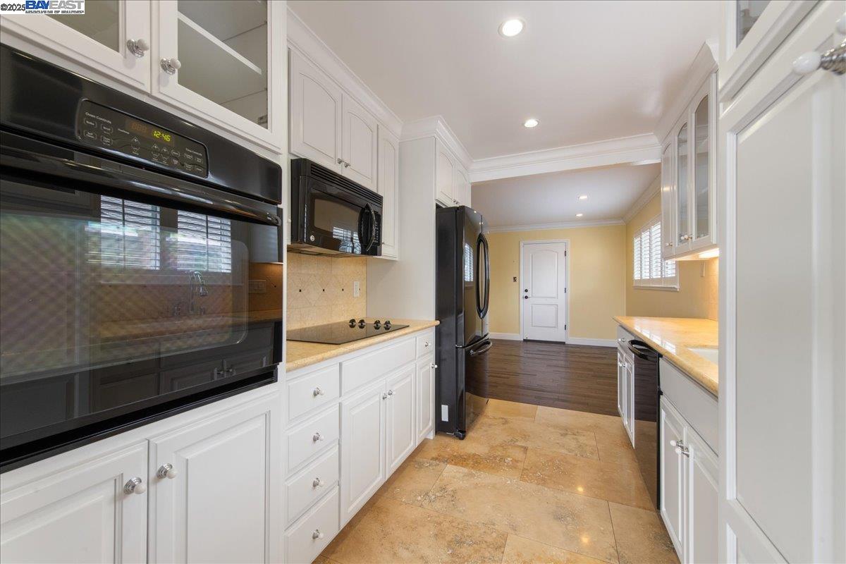 Detail Gallery Image 12 of 42 For 5161 Saddle Brook Dr, Oakland,  CA 94619 - 3 Beds | 2 Baths