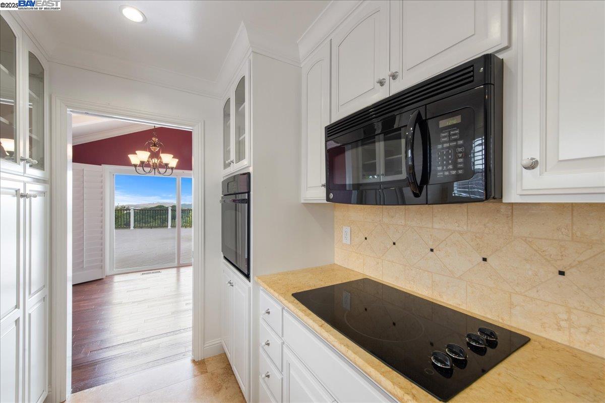 Detail Gallery Image 13 of 42 For 5161 Saddle Brook Dr, Oakland,  CA 94619 - 3 Beds | 2 Baths