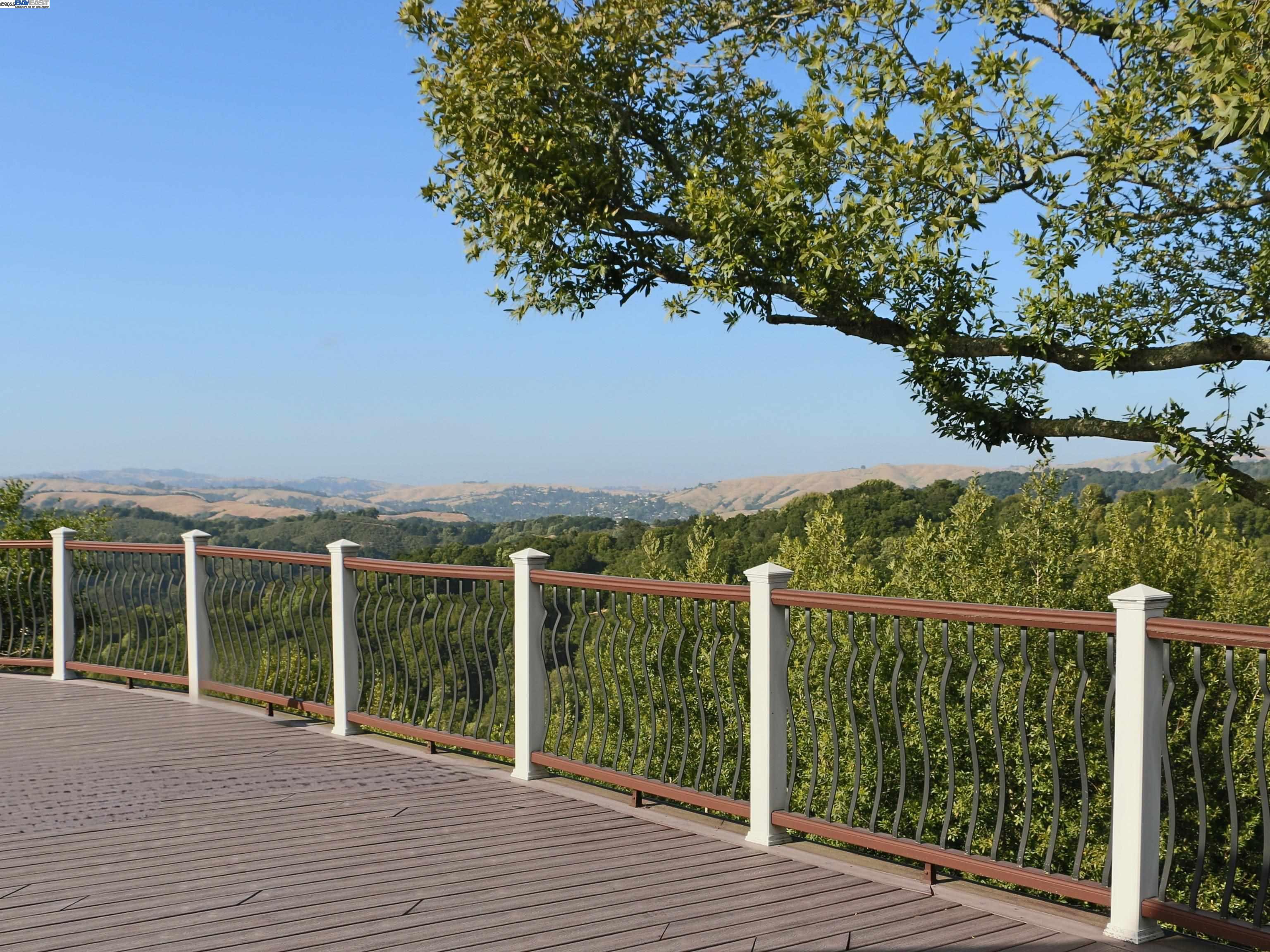 Detail Gallery Image 3 of 42 For 5161 Saddle Brook Dr, Oakland,  CA 94619 - 3 Beds | 2 Baths