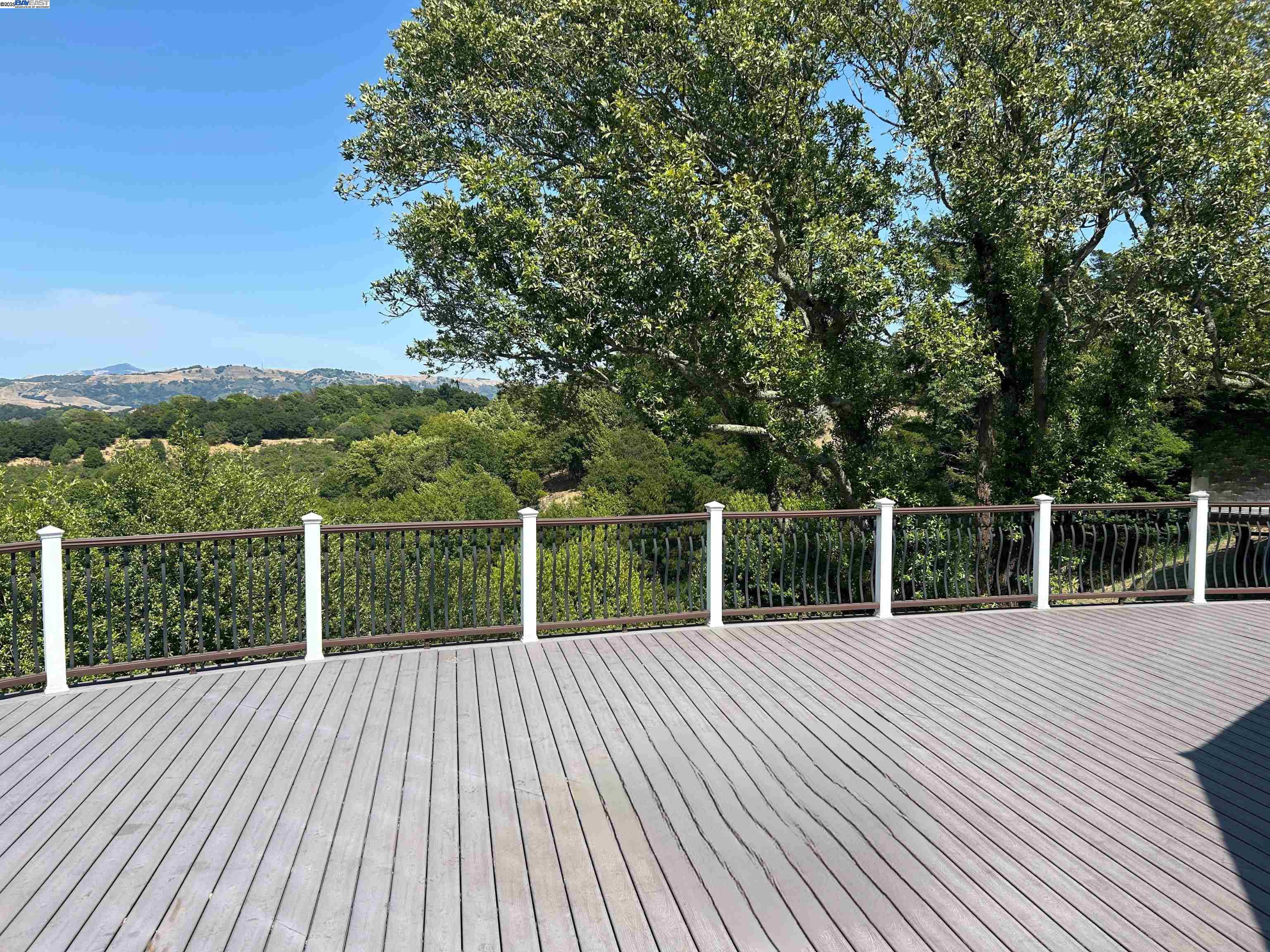 Detail Gallery Image 4 of 42 For 5161 Saddle Brook Dr, Oakland,  CA 94619 - 3 Beds | 2 Baths