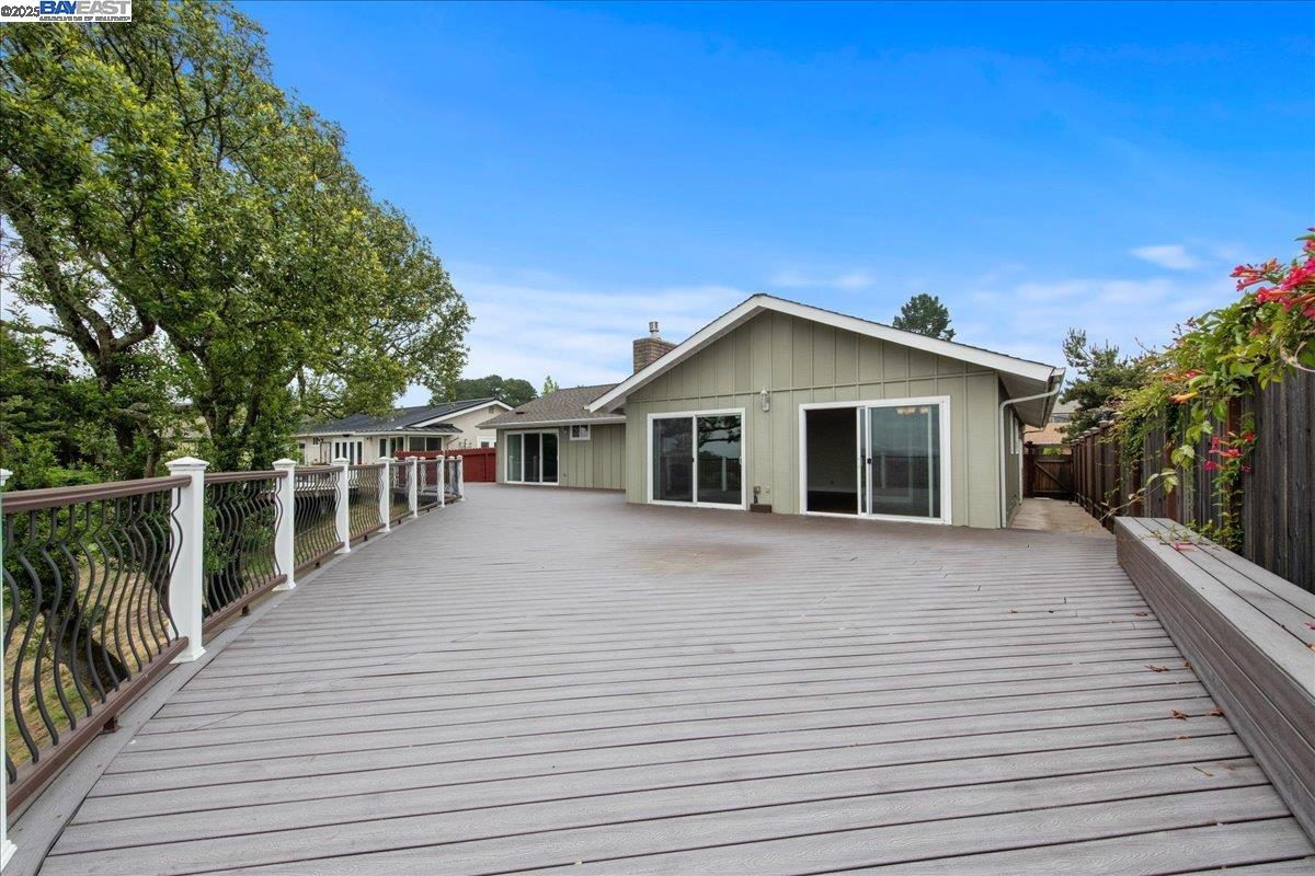 Detail Gallery Image 5 of 42 For 5161 Saddle Brook Dr, Oakland,  CA 94619 - 3 Beds | 2 Baths