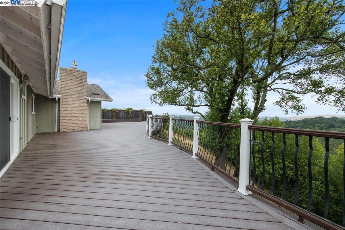 Detail Gallery Image 6 of 42 For 5161 Saddle Brook Dr, Oakland,  CA 94619 - 3 Beds | 2 Baths