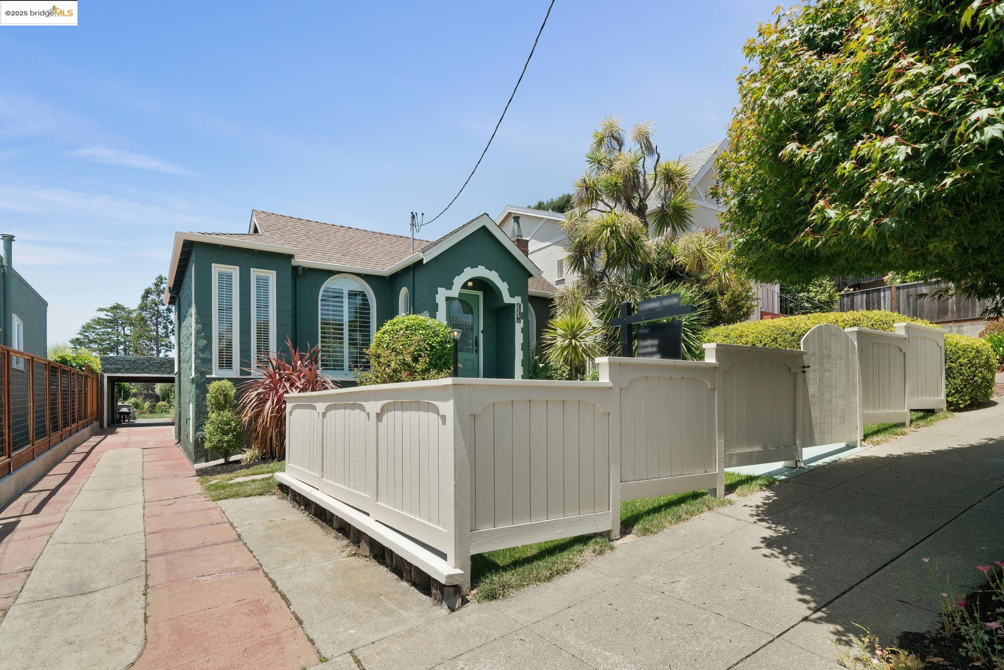 Detail Gallery Image 2 of 53 For 338 Berkeley Park Blvd, Kensington,  CA 94707 - 3 Beds | 2 Baths