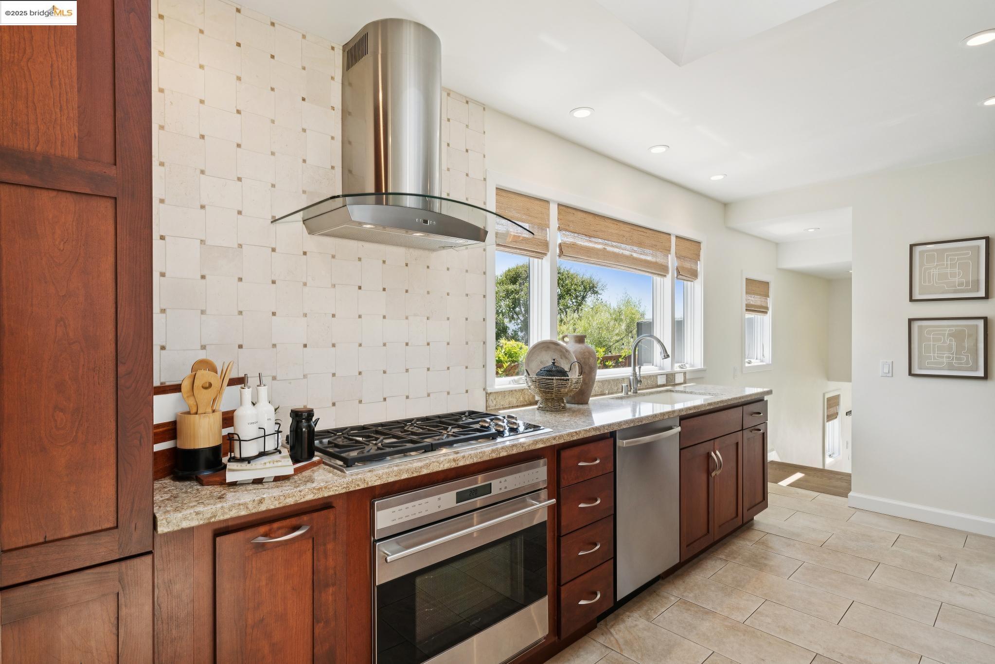 Detail Gallery Image 13 of 53 For 338 Berkeley Park Blvd, Kensington,  CA 94707 - 3 Beds | 2 Baths