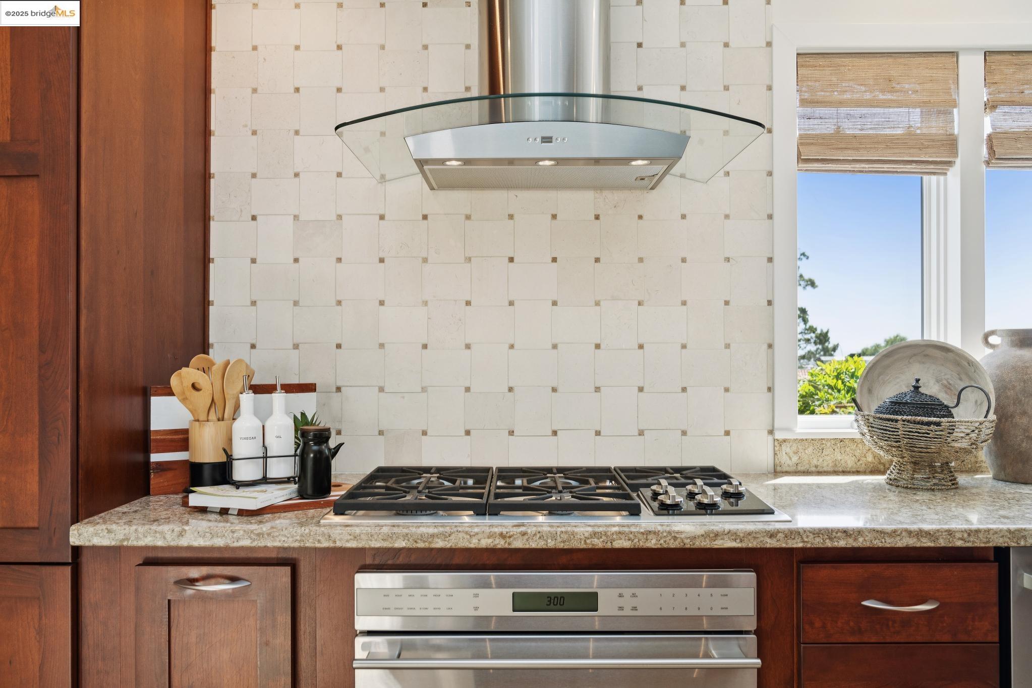 Detail Gallery Image 15 of 53 For 338 Berkeley Park Blvd, Kensington,  CA 94707 - 3 Beds | 2 Baths