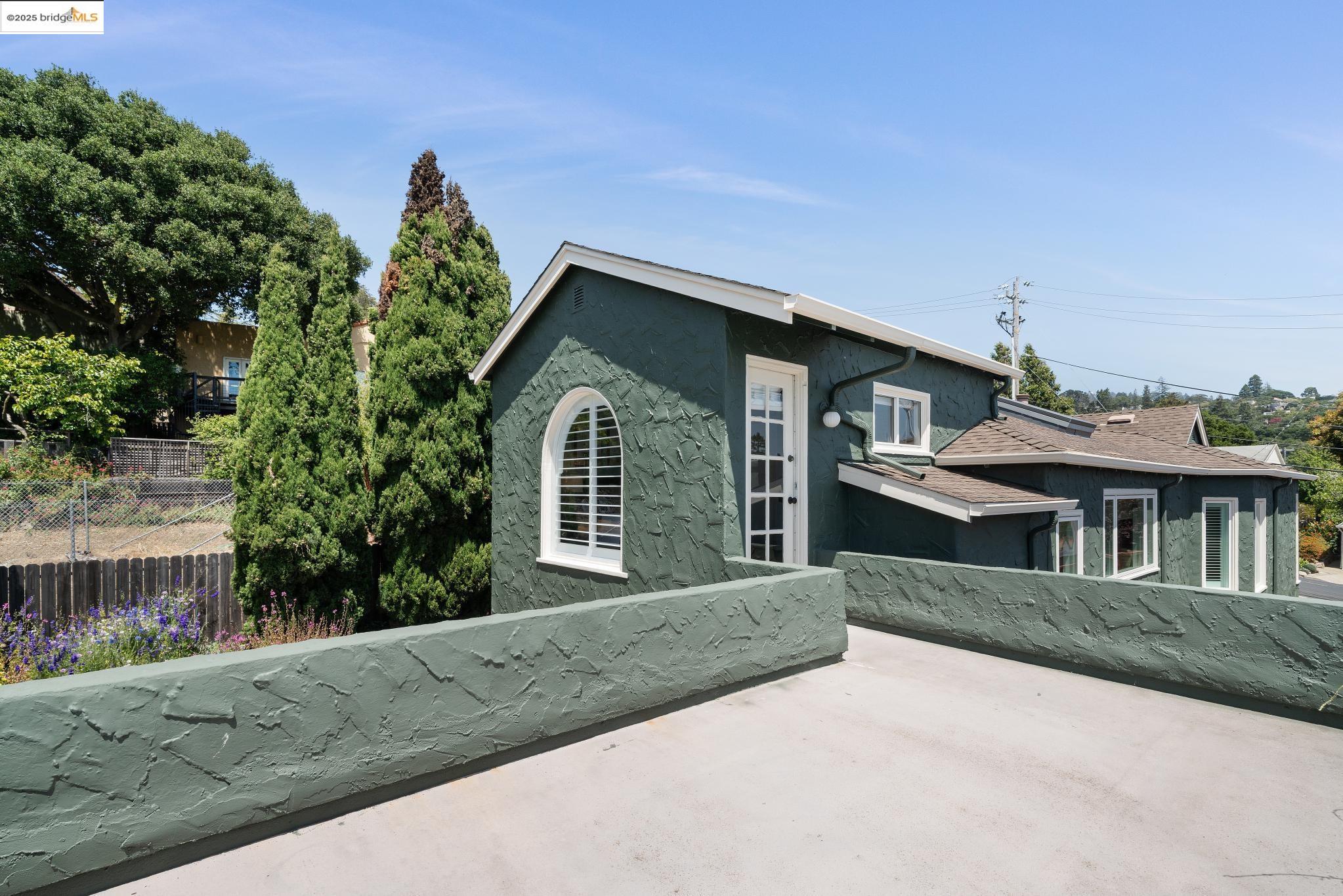 Detail Gallery Image 20 of 53 For 338 Berkeley Park Blvd, Kensington,  CA 94707 - 3 Beds | 2 Baths
