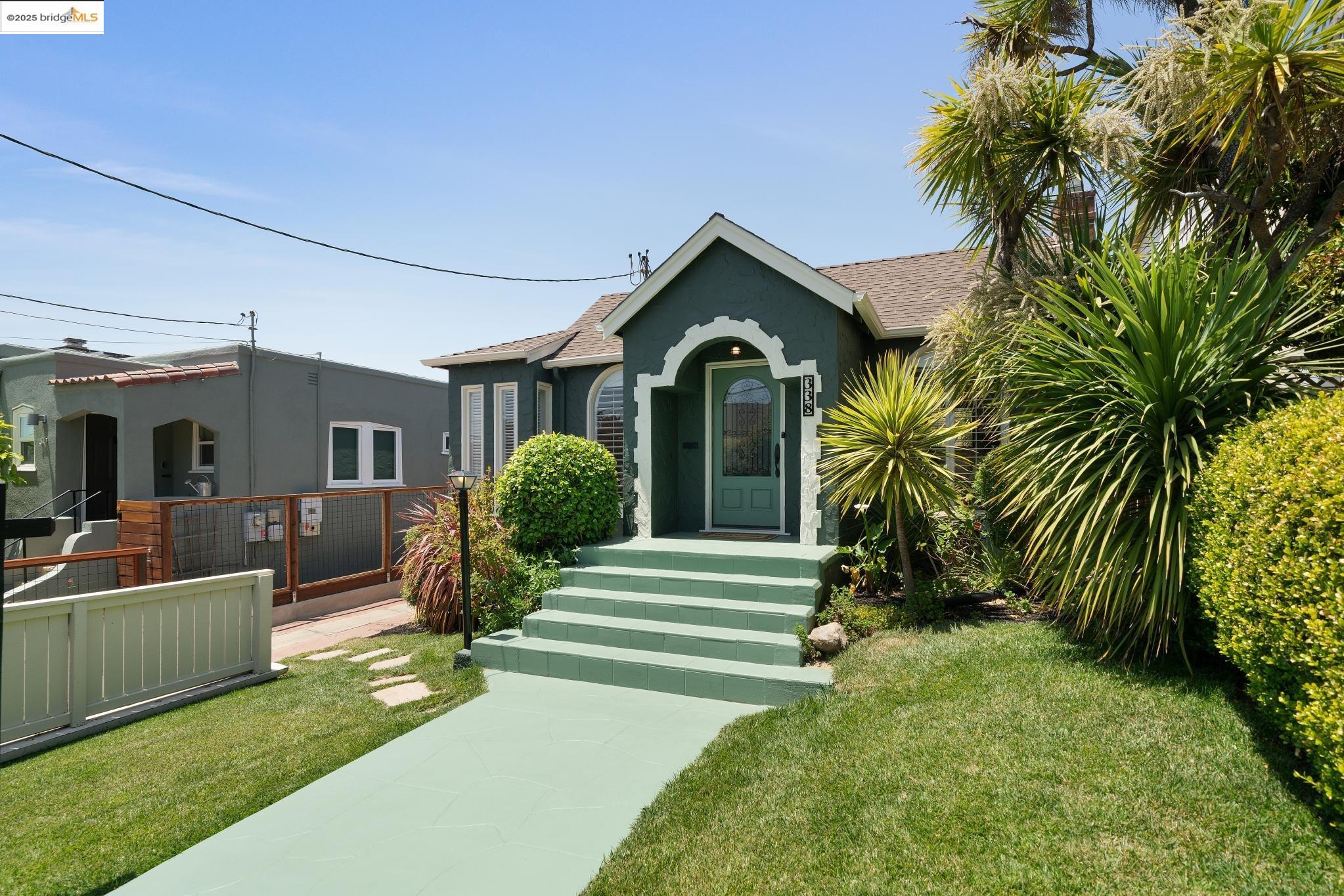 Detail Gallery Image 3 of 53 For 338 Berkeley Park Blvd, Kensington,  CA 94707 - 3 Beds | 2 Baths