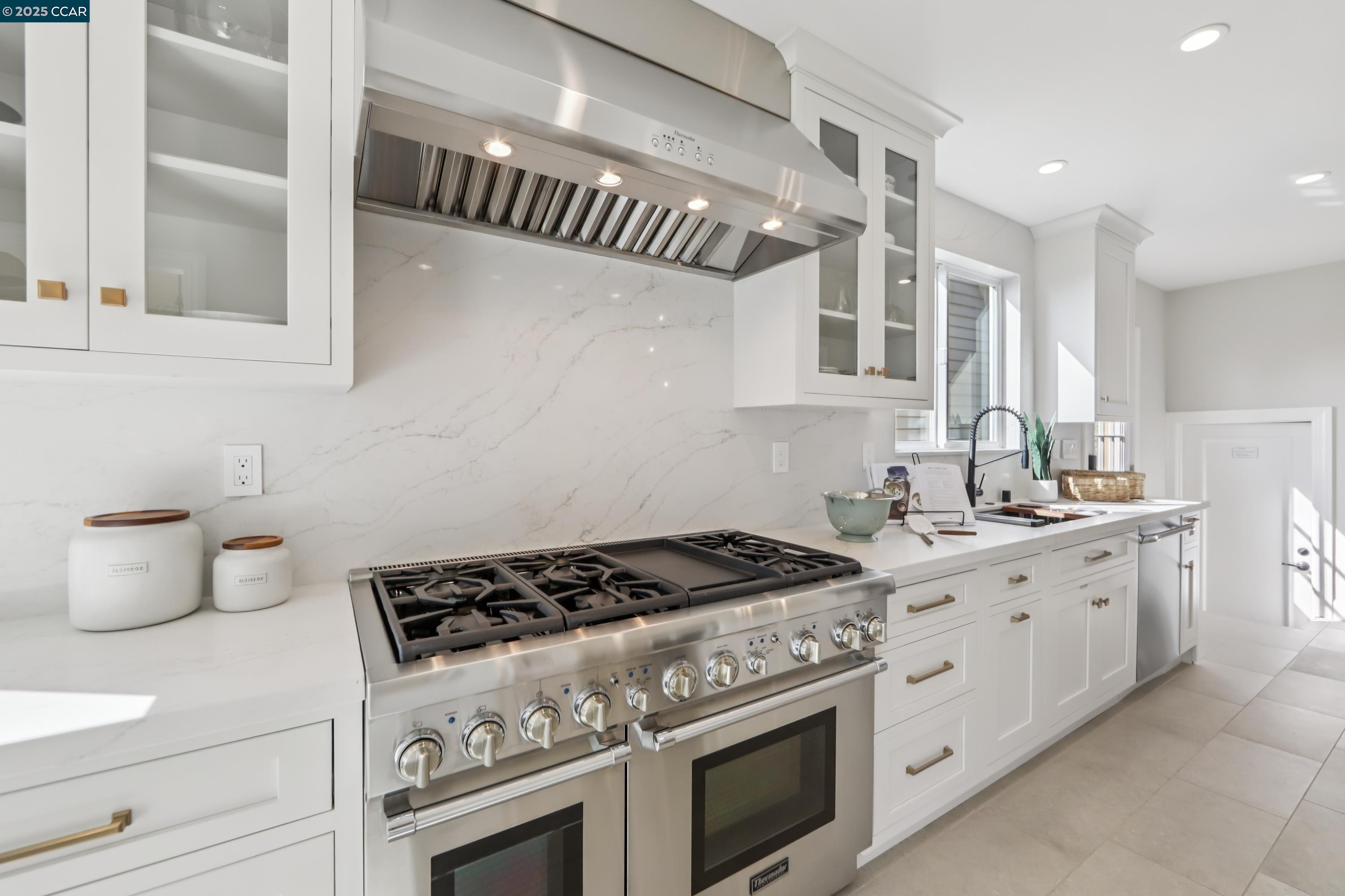 Detail Gallery Image 24 of 53 For 680 Grizzly Peak Blvd, Berkeley,  CA 94708 - 4 Beds | 2/1 Baths