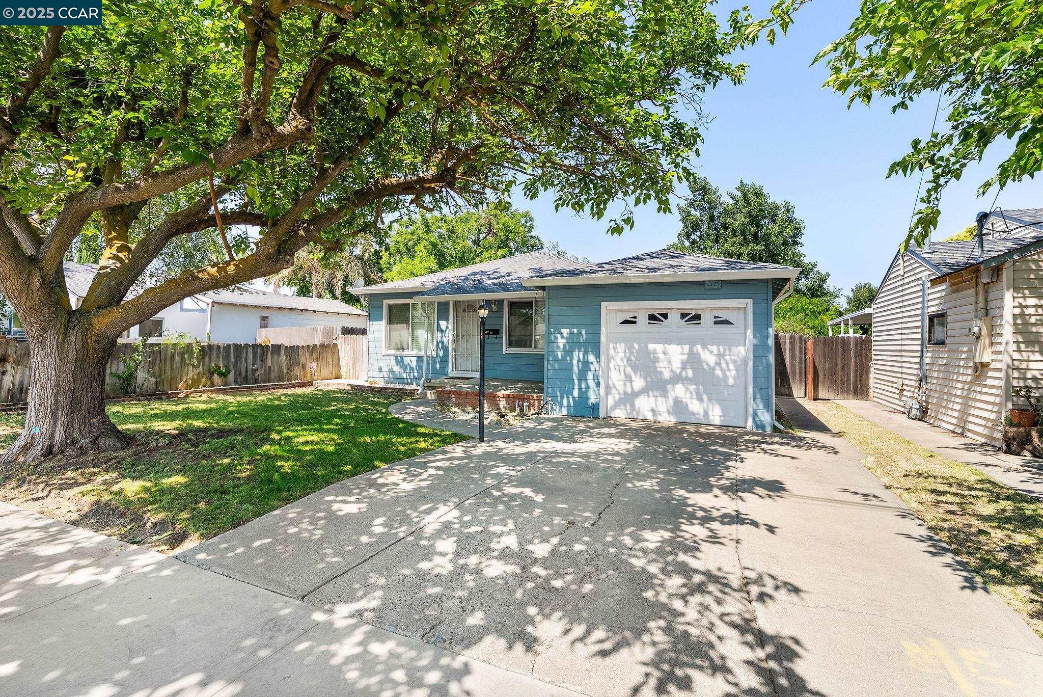Detail Gallery Image 2 of 21 For 1925 Bessie Ave, Tracy,  CA 95376 - 2 Beds | 1 Baths
