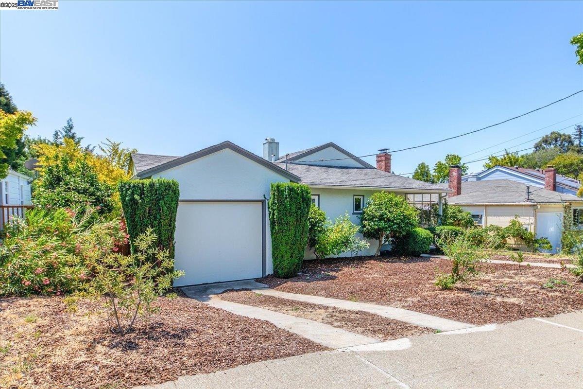 Detail Gallery Image 2 of 20 For 130 Marlow Dr, Oakland,  CA 94605 - 2 Beds | 1 Baths