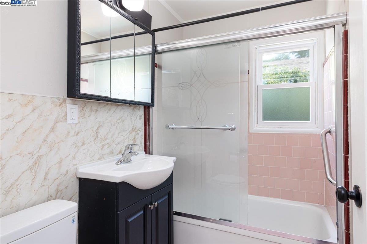 Detail Gallery Image 14 of 20 For 130 Marlow Dr, Oakland,  CA 94605 - 2 Beds | 1 Baths