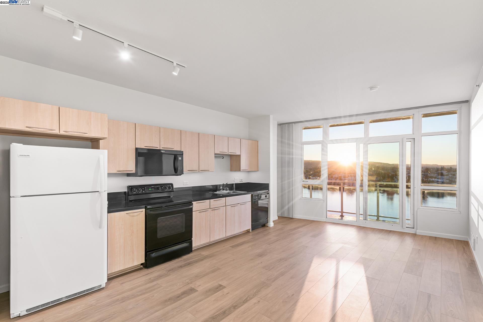 1 Lakeside # 1806, Oakland, California 94612, 1 Bedroom Bedrooms, 1 Room Rooms,1 BathroomBathrooms,Residential Lease,For Rent,1 Lakeside # 1806,41100882