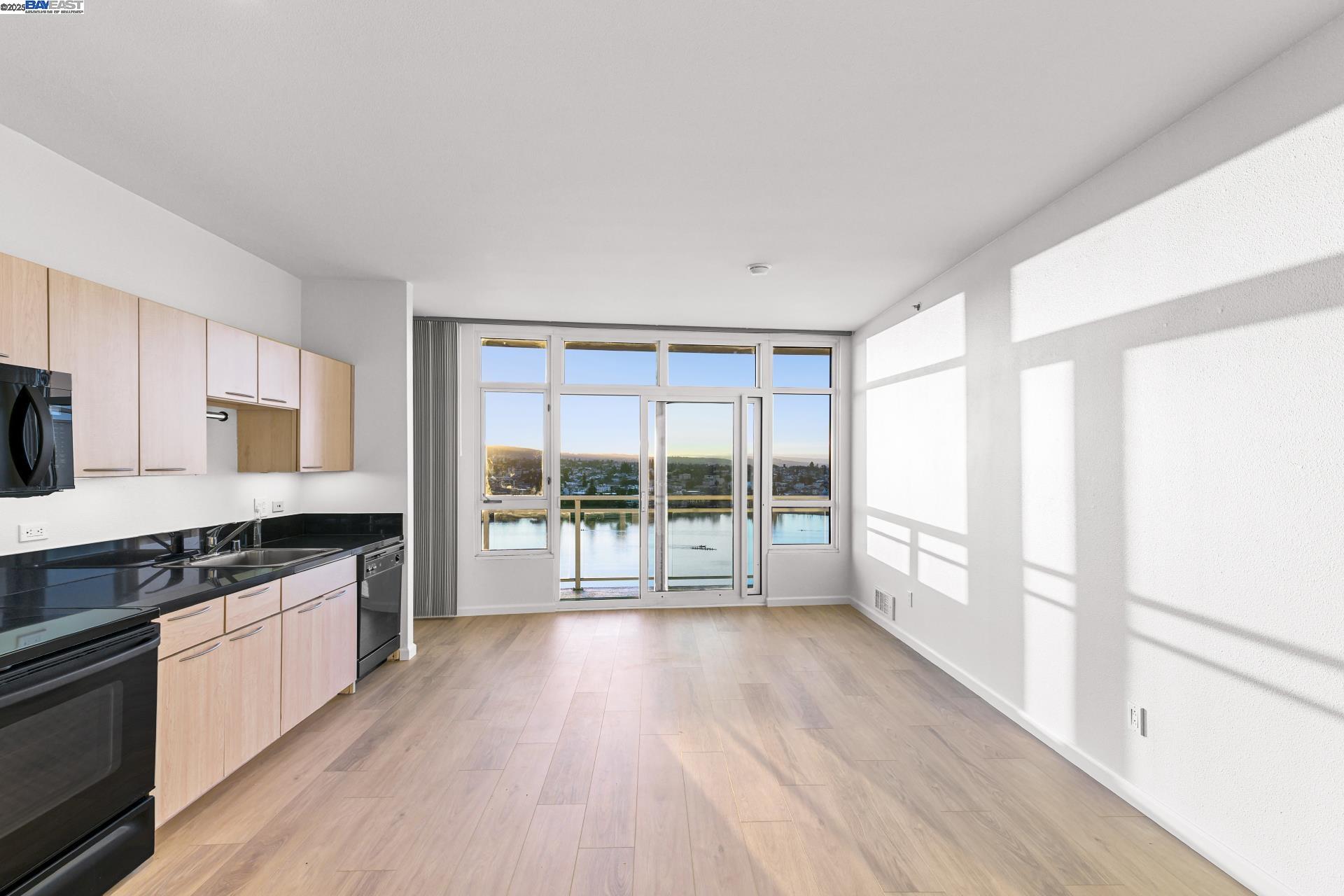 1 Lakeside # 1806, Oakland, California 94612, 1 Bedroom Bedrooms, 1 Room Rooms,1 BathroomBathrooms,Residential Lease,For Rent,1 Lakeside # 1806,41100882