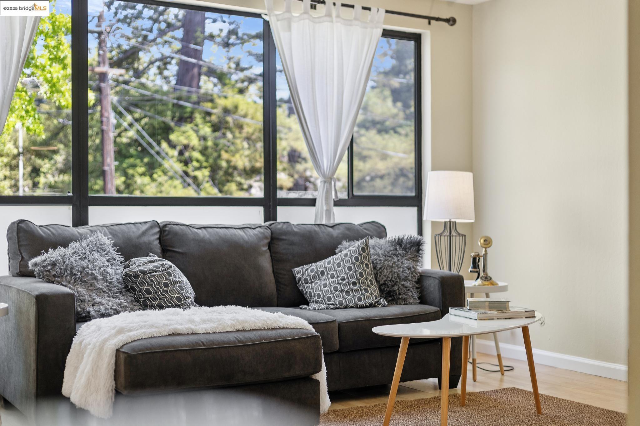 Detail Gallery Image 11 of 39 For 2632 Warring St #1,  Berkeley,  CA 94704 - 2 Beds | 1 Baths