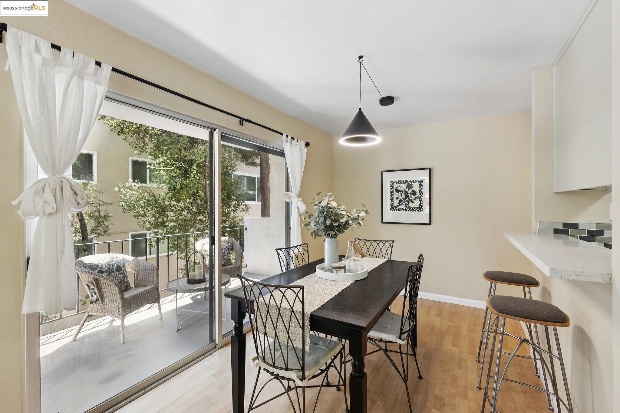Detail Gallery Image 14 of 39 For 2632 Warring St #1,  Berkeley,  CA 94704 - 2 Beds | 1 Baths