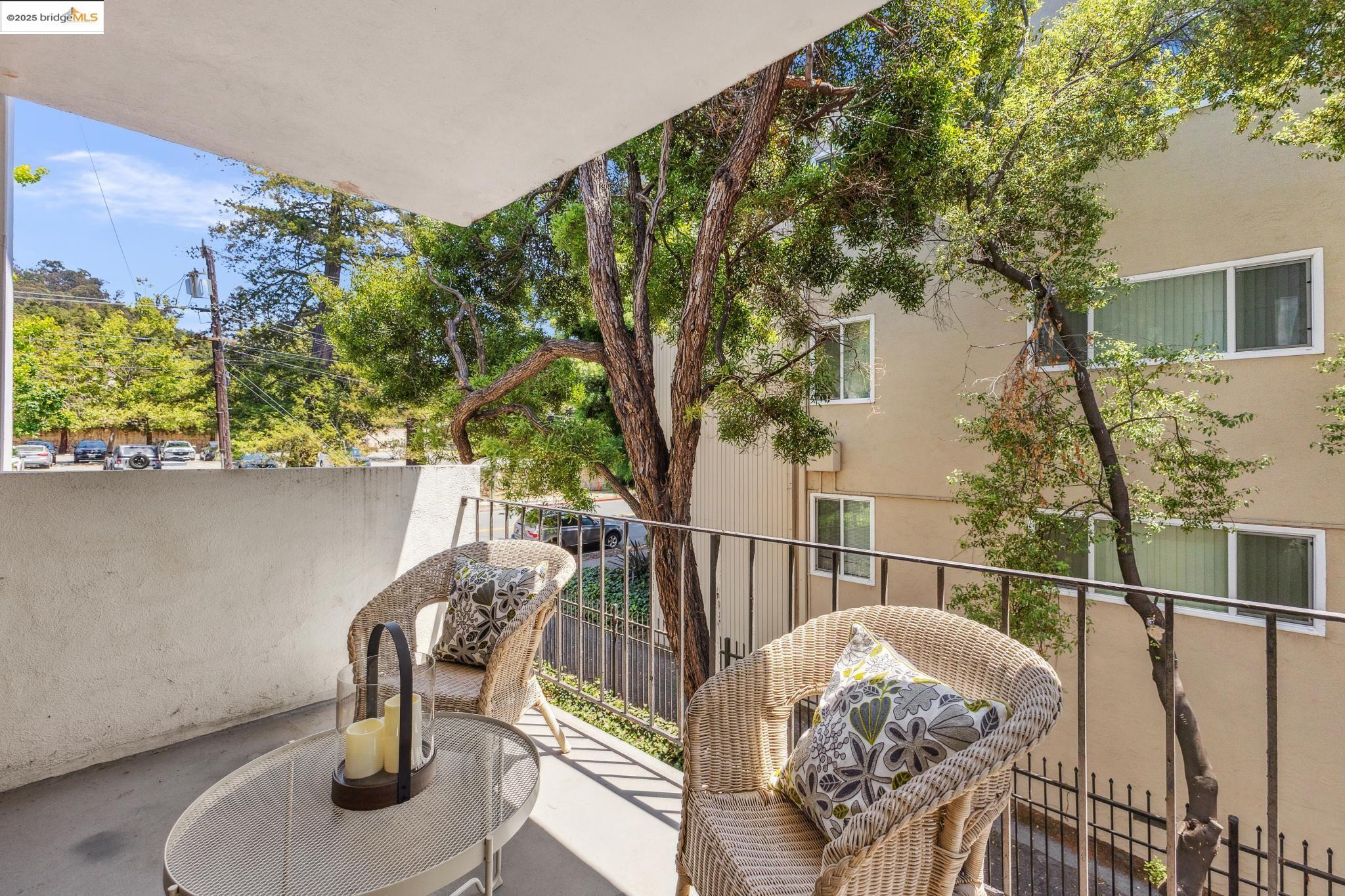 Detail Gallery Image 15 of 39 For 2632 Warring St #1,  Berkeley,  CA 94704 - 2 Beds | 1 Baths