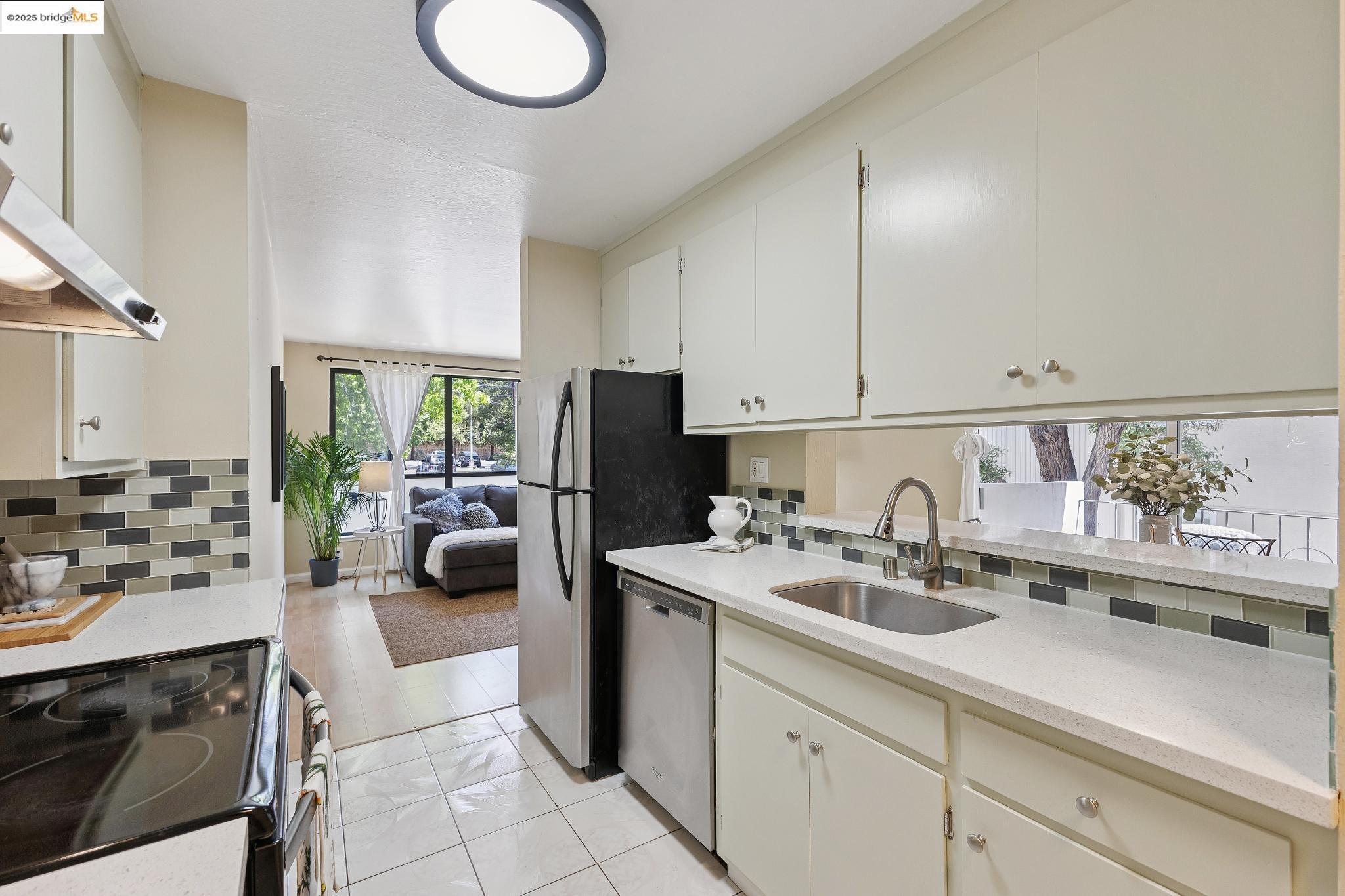 Detail Gallery Image 23 of 39 For 2632 Warring St #1,  Berkeley,  CA 94704 - 2 Beds | 1 Baths