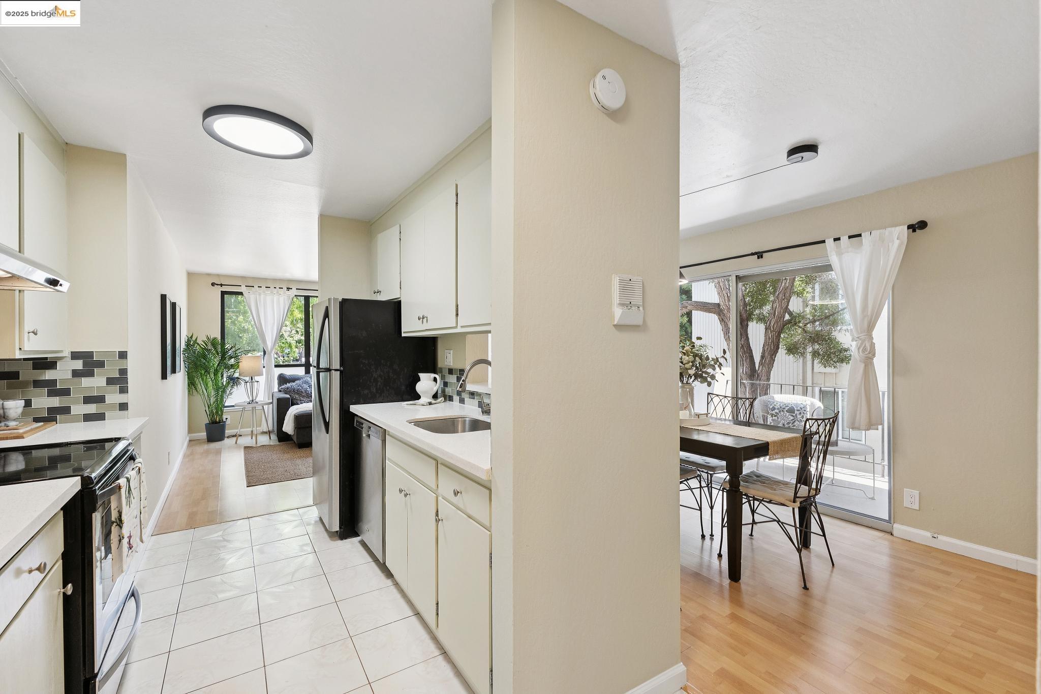 Detail Gallery Image 25 of 39 For 2632 Warring St #1,  Berkeley,  CA 94704 - 2 Beds | 1 Baths