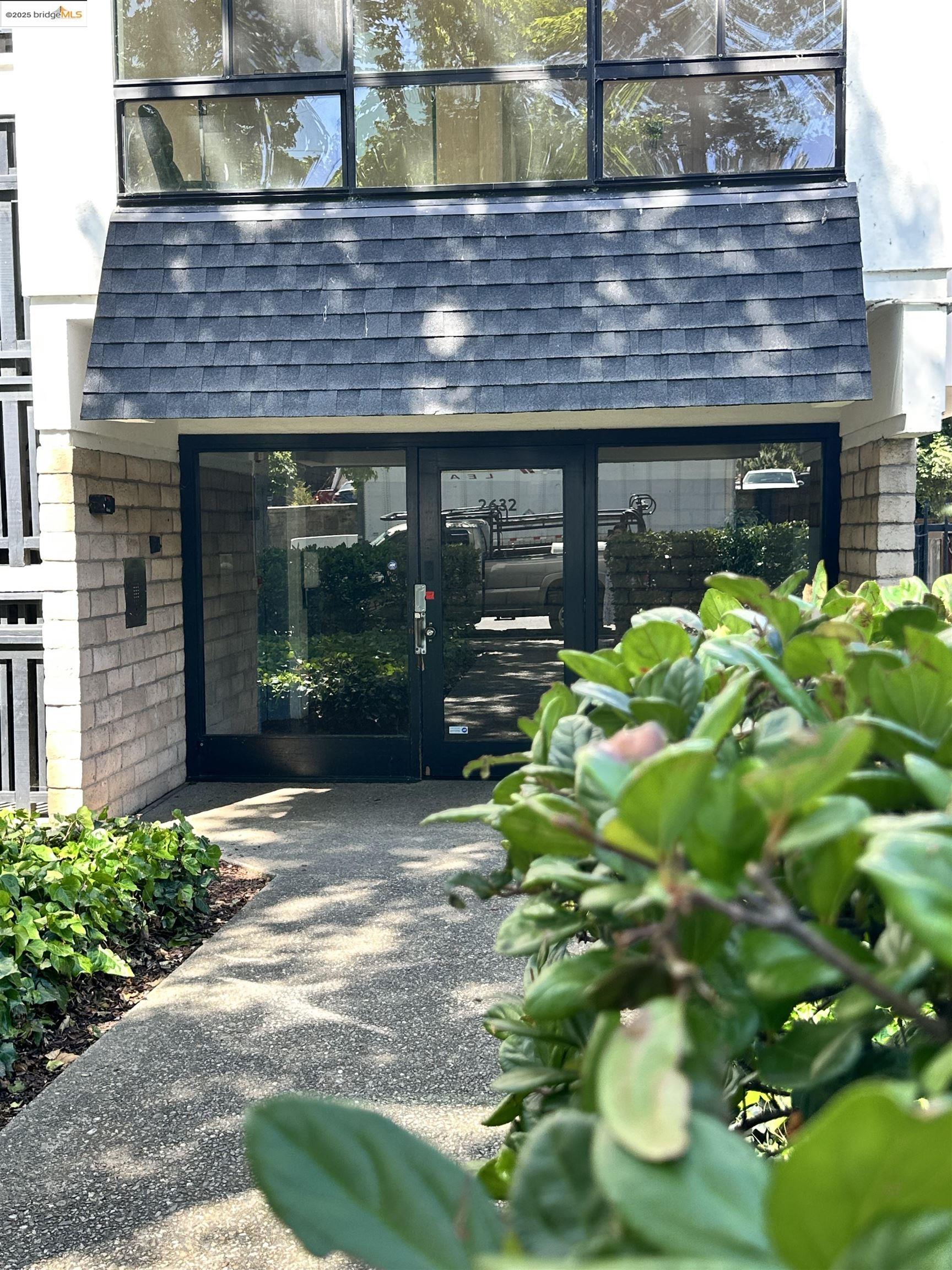 Detail Gallery Image 4 of 39 For 2632 Warring St #1,  Berkeley,  CA 94704 - 2 Beds | 1 Baths