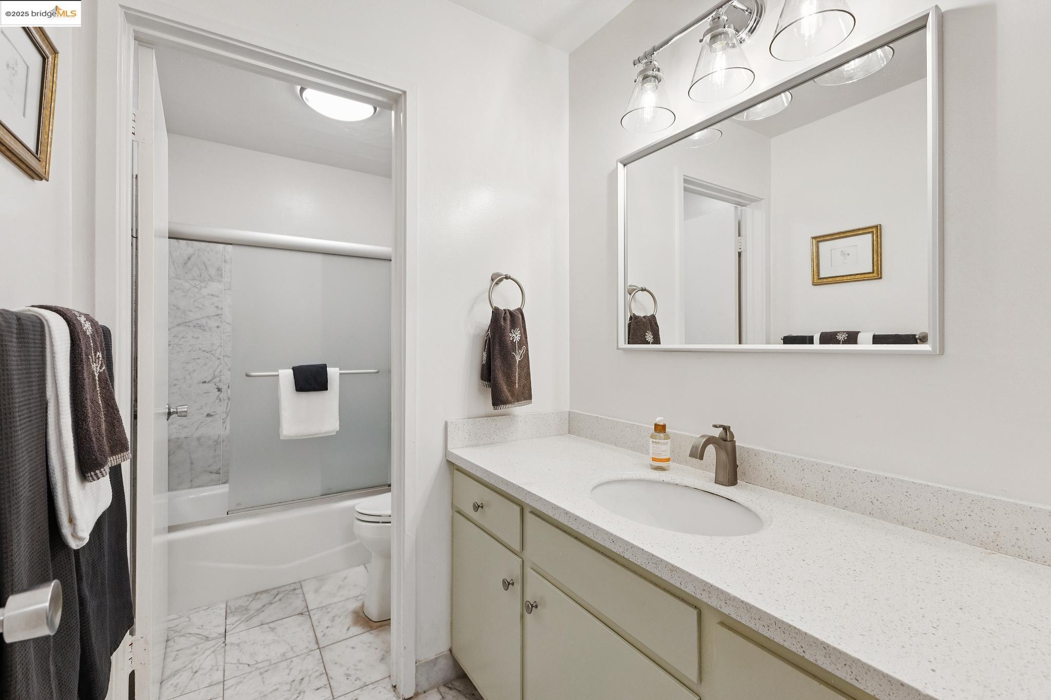 Detail Gallery Image 32 of 39 For 2632 Warring St #1,  Berkeley,  CA 94704 - 2 Beds | 1 Baths