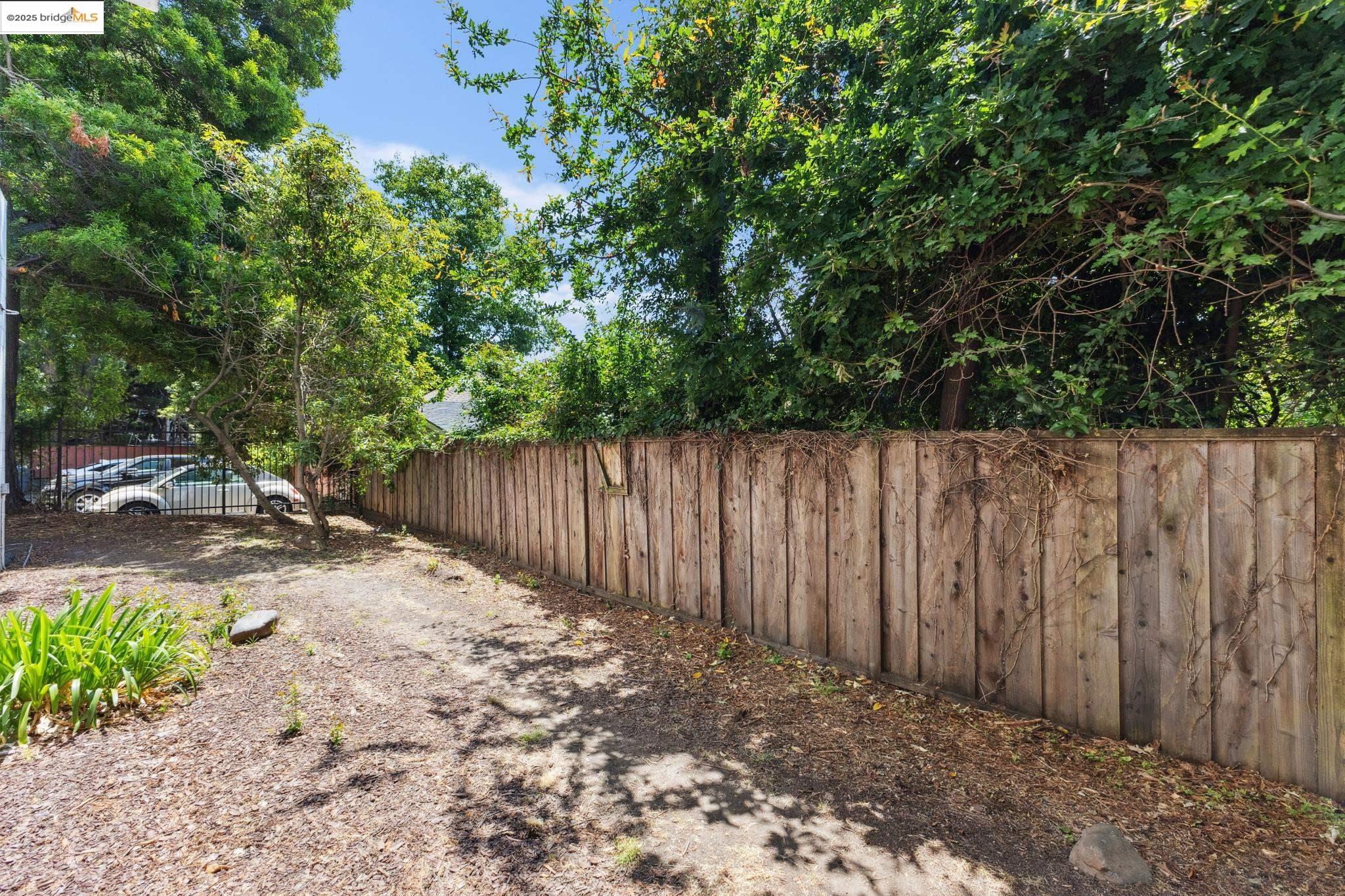 Detail Gallery Image 38 of 39 For 2632 Warring St #1,  Berkeley,  CA 94704 - 2 Beds | 1 Baths