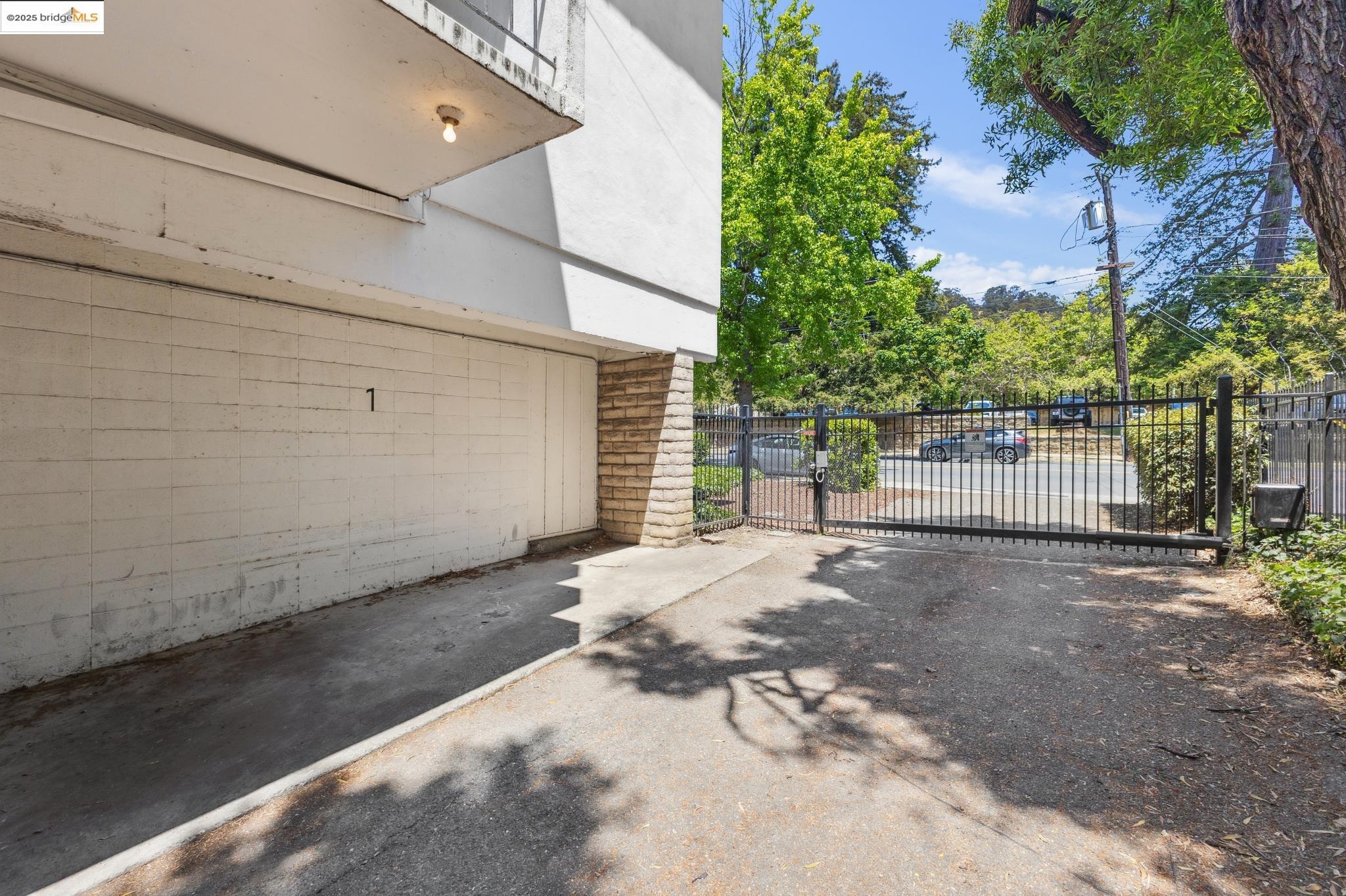 Detail Gallery Image 39 of 39 For 2632 Warring St #1,  Berkeley,  CA 94704 - 2 Beds | 1 Baths
