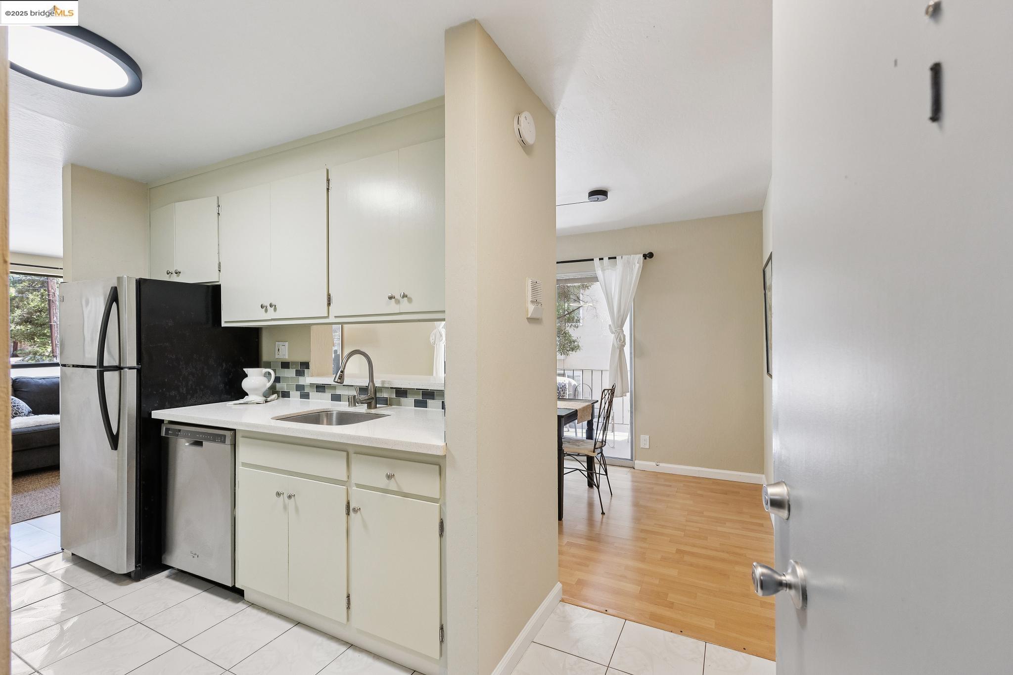 Detail Gallery Image 7 of 39 For 2632 Warring St #1,  Berkeley,  CA 94704 - 2 Beds | 1 Baths