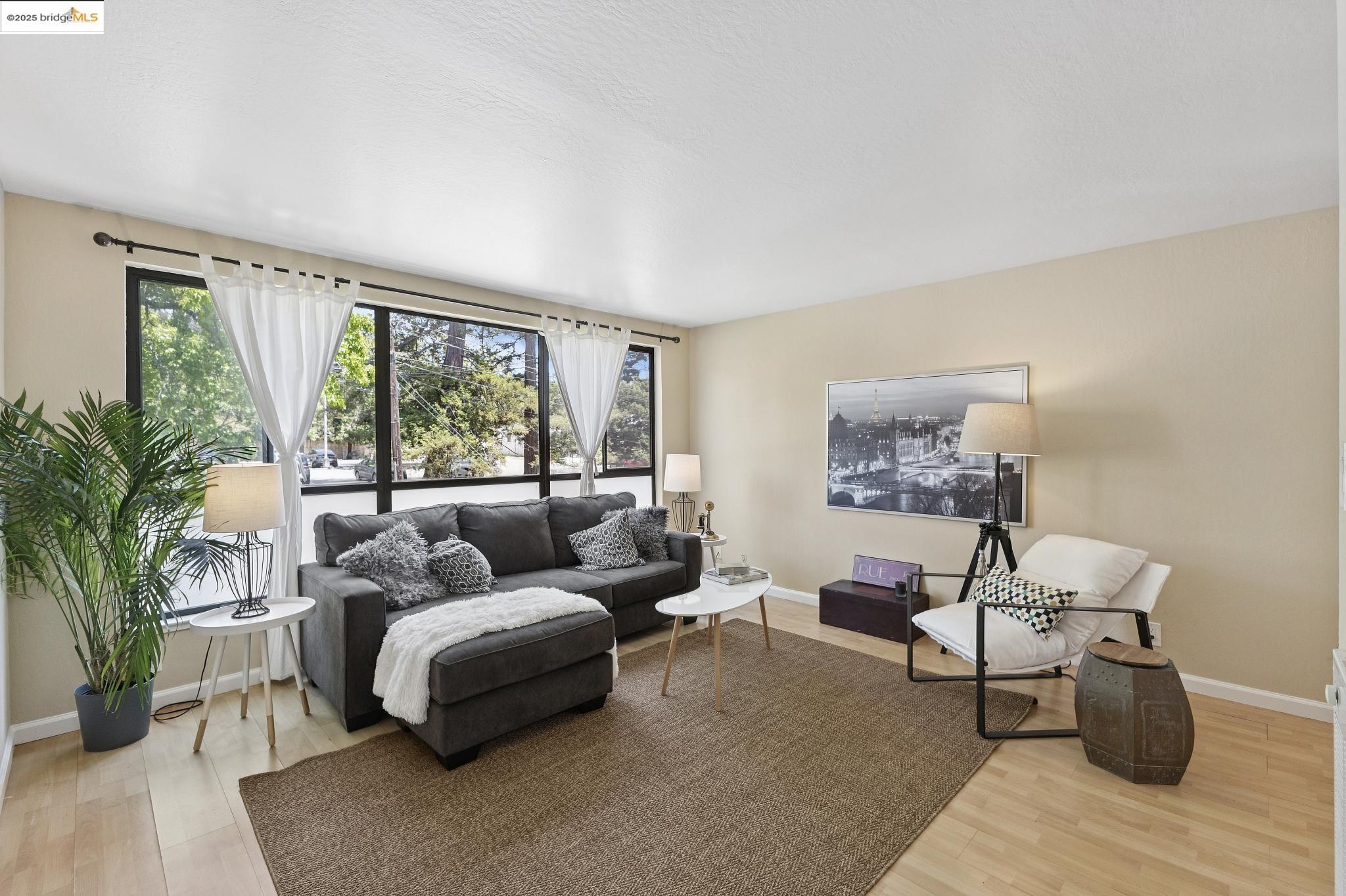Detail Gallery Image 8 of 39 For 2632 Warring St #1,  Berkeley,  CA 94704 - 2 Beds | 1 Baths