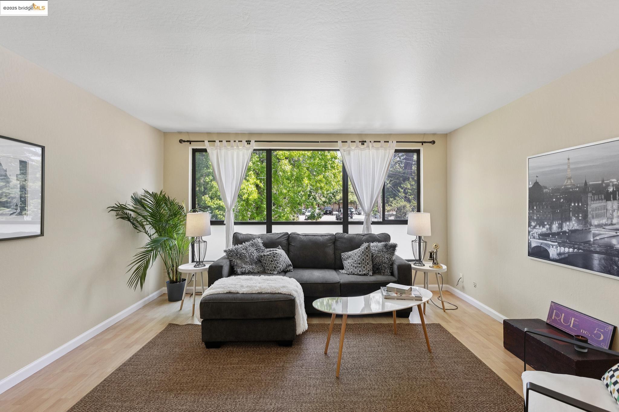 Detail Gallery Image 9 of 39 For 2632 Warring St #1,  Berkeley,  CA 94704 - 2 Beds | 1 Baths