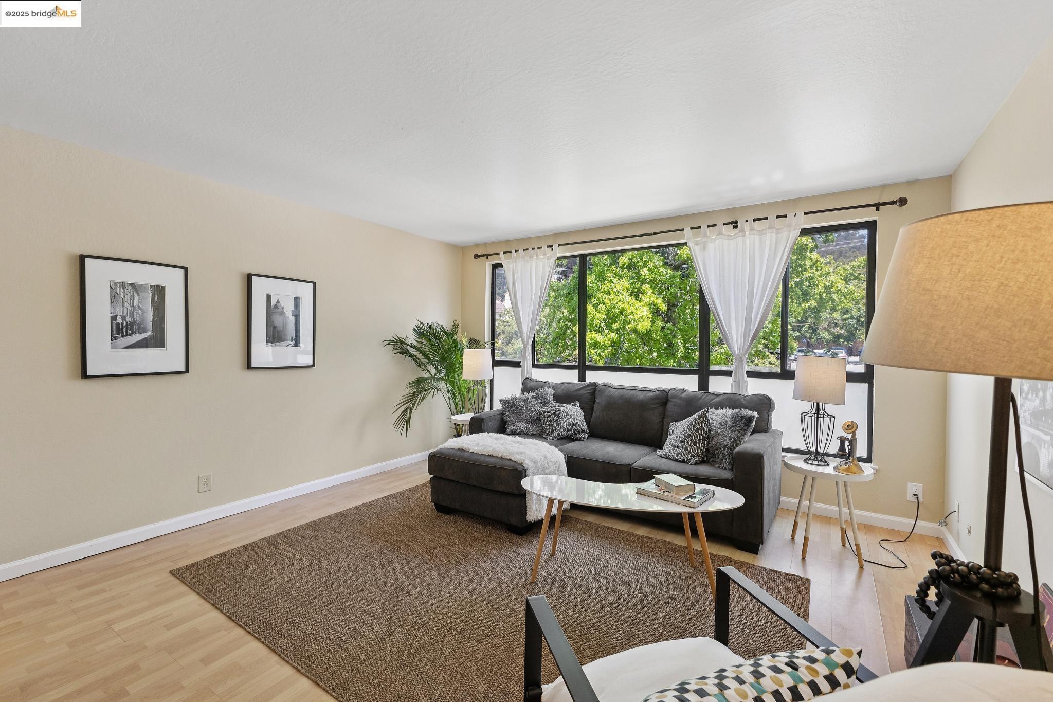 Detail Gallery Image 10 of 39 For 2632 Warring St #1,  Berkeley,  CA 94704 - 2 Beds | 1 Baths