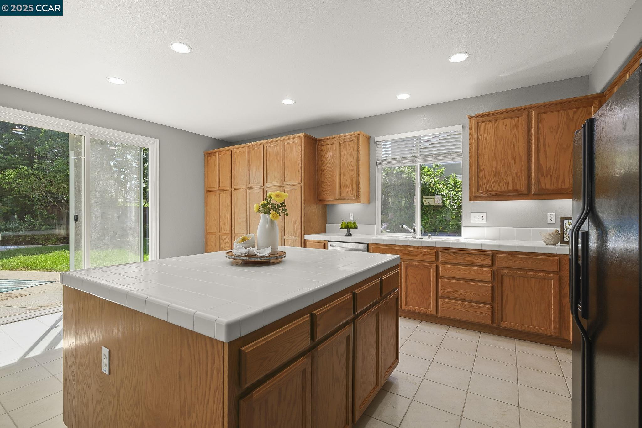 Detail Gallery Image 9 of 28 For 2621 Carson Way, Antioch,  CA 94531 - 5 Beds | 3 Baths