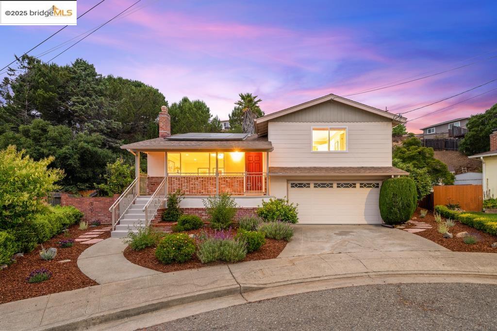 Detail Gallery Image 1 of 1 For 21 Maggiora Ct, Oakland,  CA 94605 - 3 Beds | 2/1 Baths