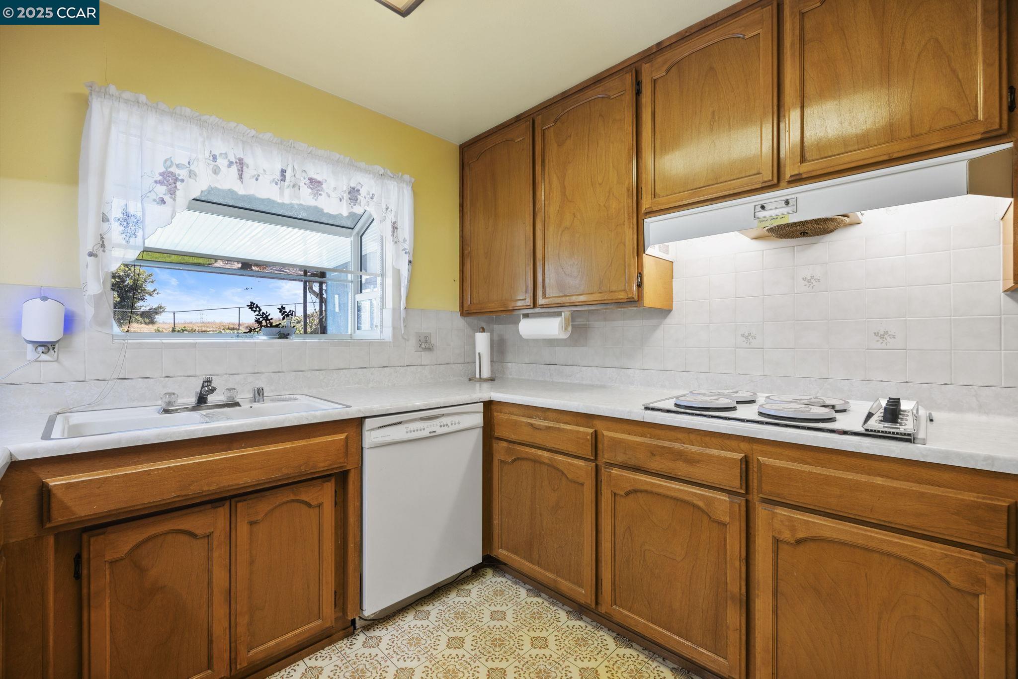 Detail Gallery Image 12 of 35 For 231 Barcelona St, Vallejo,  CA 94591 - 4 Beds | 3 Baths