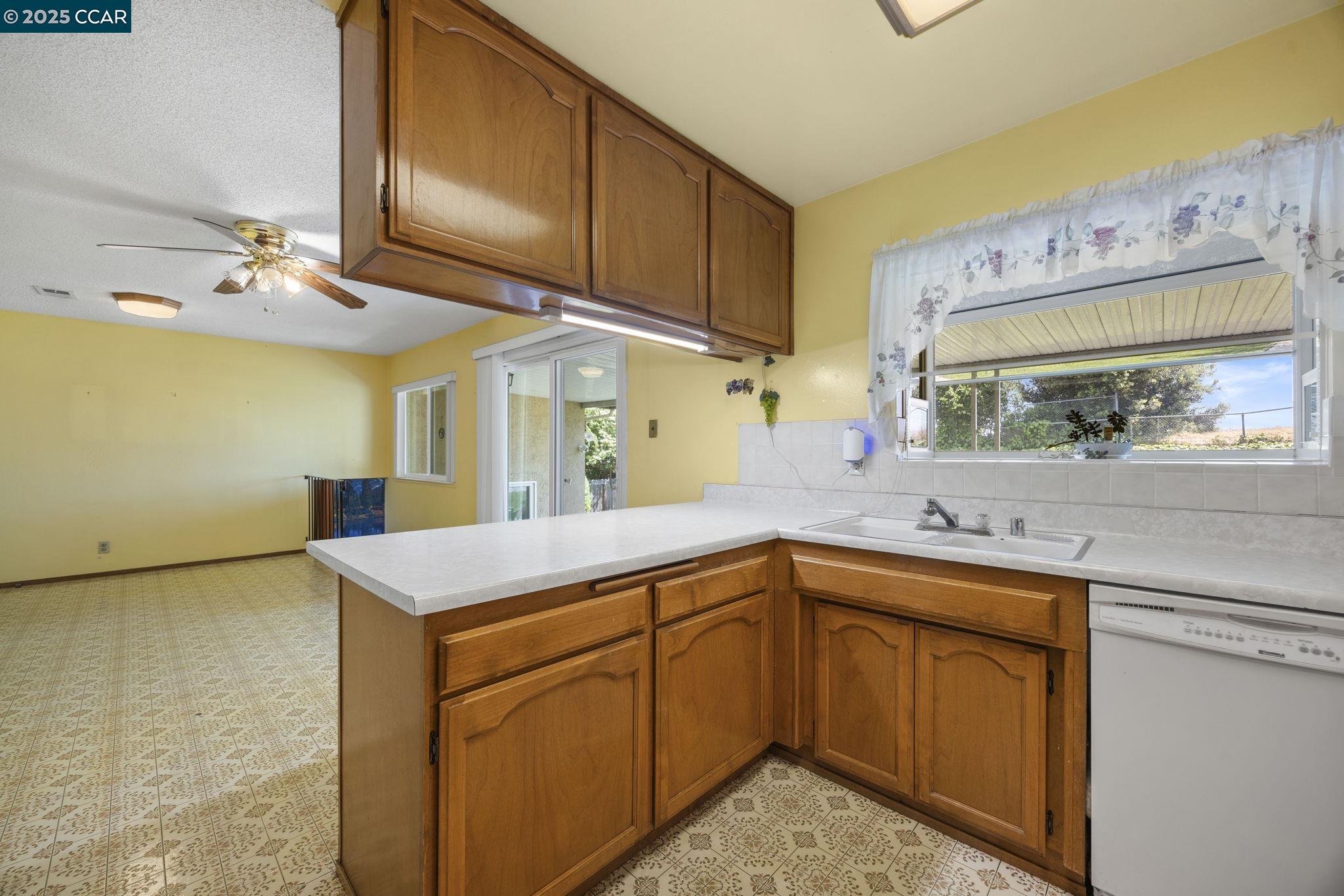 Detail Gallery Image 13 of 35 For 231 Barcelona St, Vallejo,  CA 94591 - 4 Beds | 3 Baths