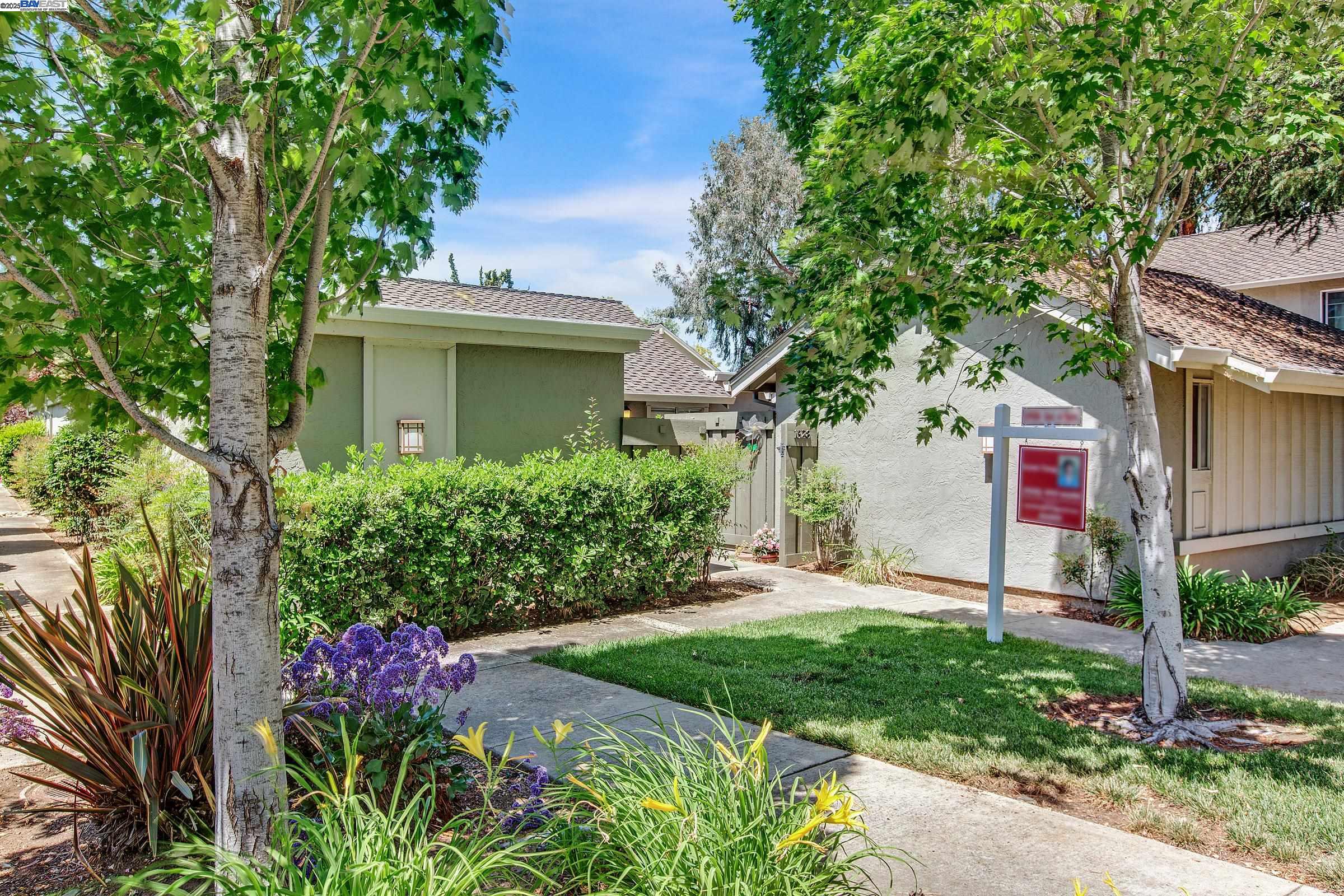 Detail Gallery Image 1 of 29 For 1328 Star Bush Ln, San Jose,  CA 95118 - 3 Beds | 2 Baths
